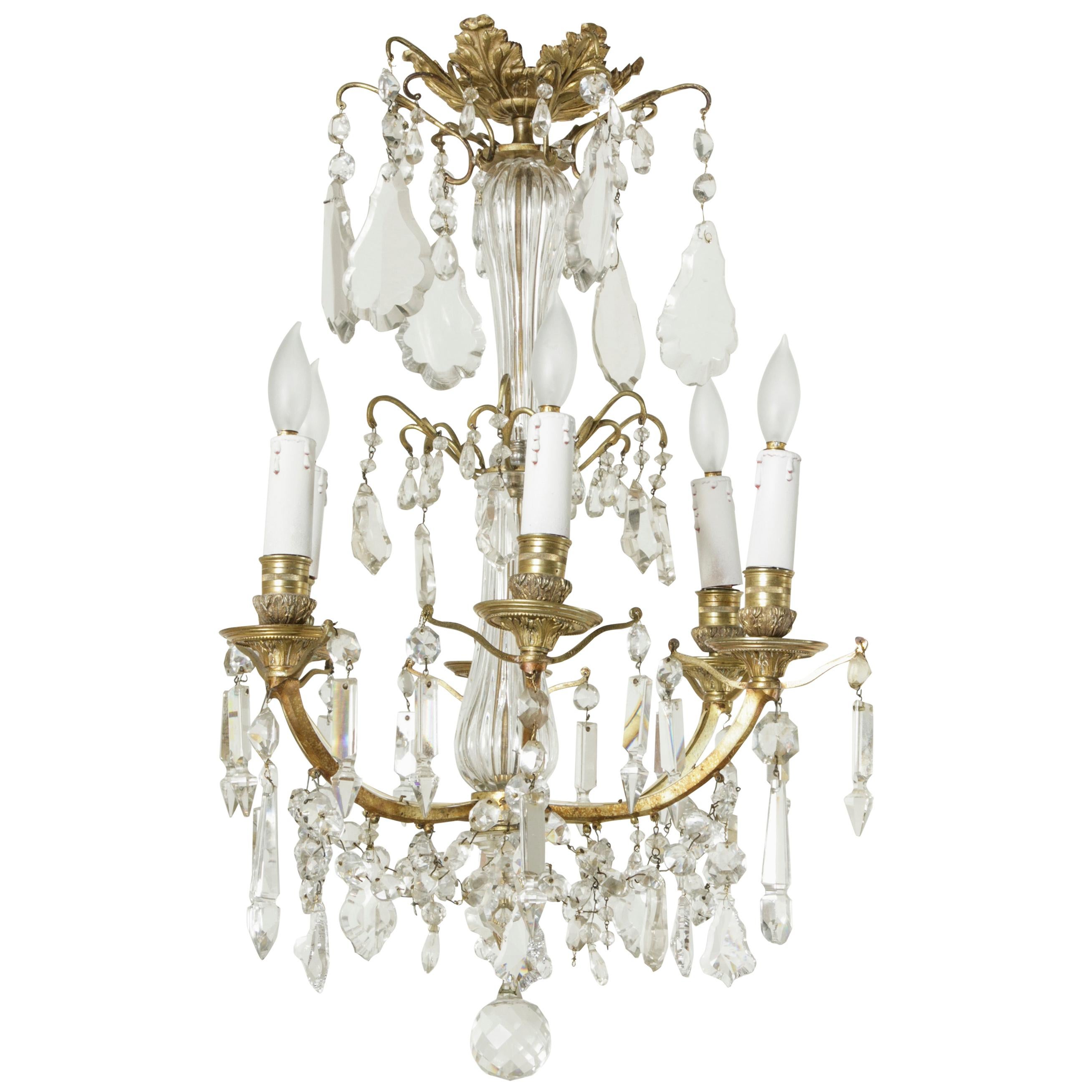 Lustre français du 19ème siècle en bronze doré et cristal avec six bras en vente