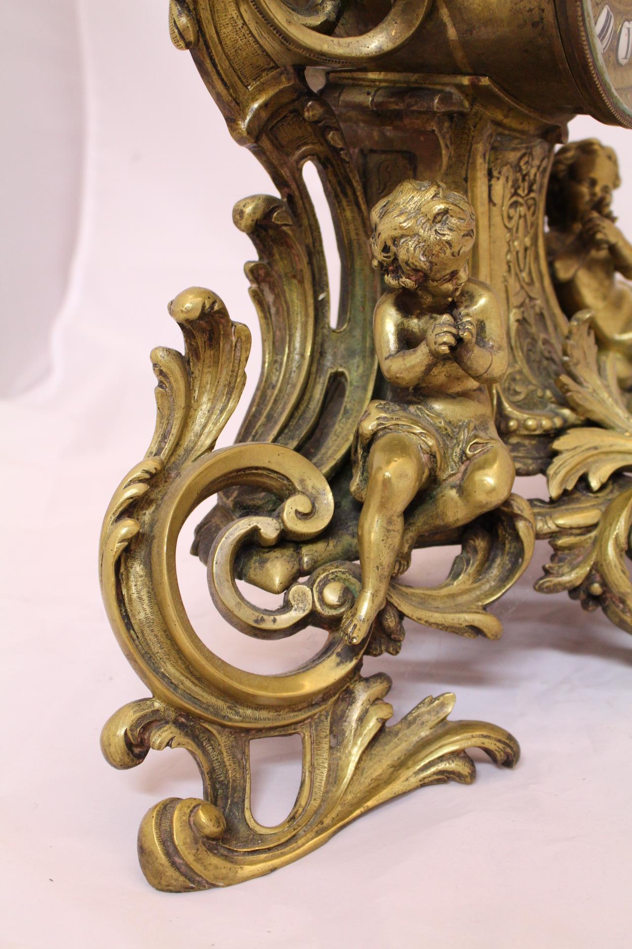 Pendule de cheminée française Napoléon III en bronze doré avec chérubins putti fin du 19ème siècle vers 1870
de la Maison H. Riondet Paris
Le mouvement français est en bon état de marche
Le boîtier est en très bon état de propreté avec seulement des