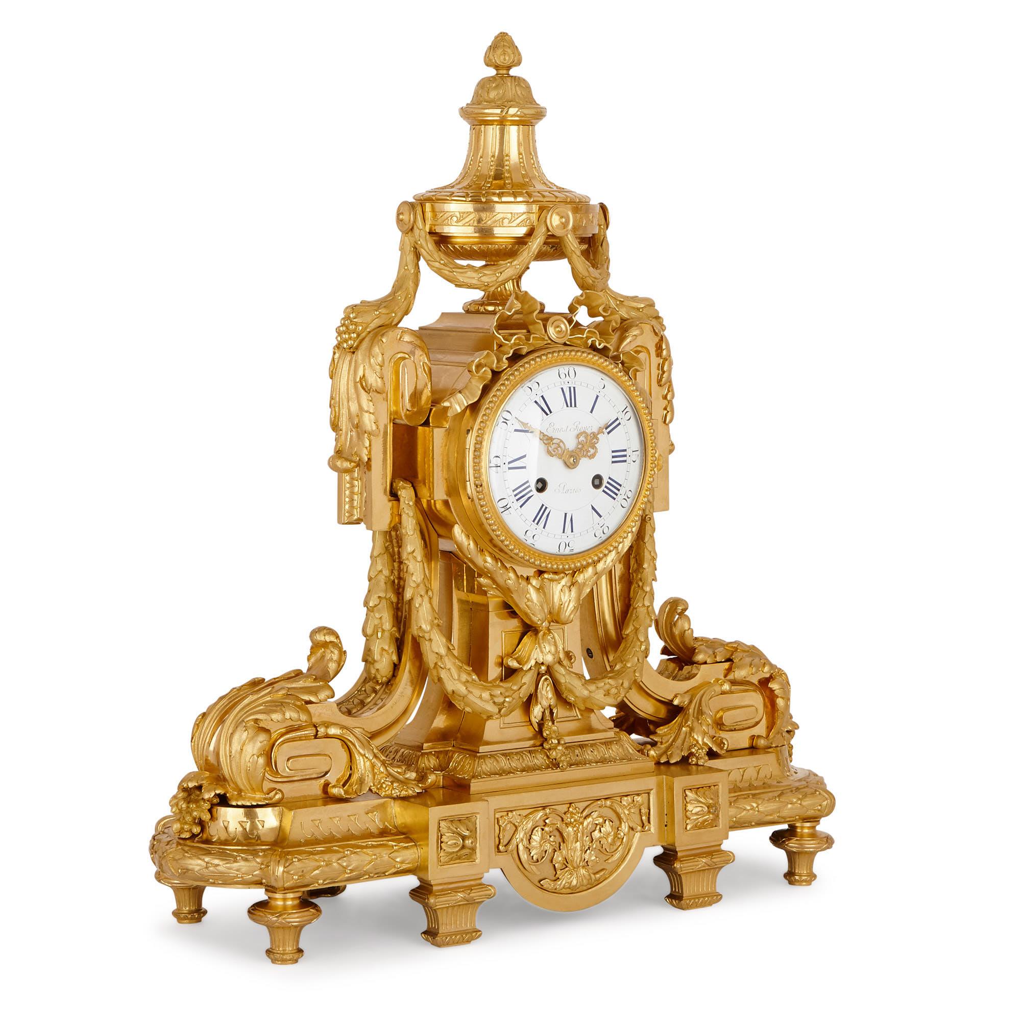 Dieses schöne Uhrenset aus vergoldeter Bronze (Ormolu) wurde um 1870 in Frankreich hergestellt. Die Garnitur ist in einem reichen Rokoko-Stil gestaltet, nach der dekorativen Kunst der Periode Ludwigs XV. (1715-1774).

Das Set besteht aus einer