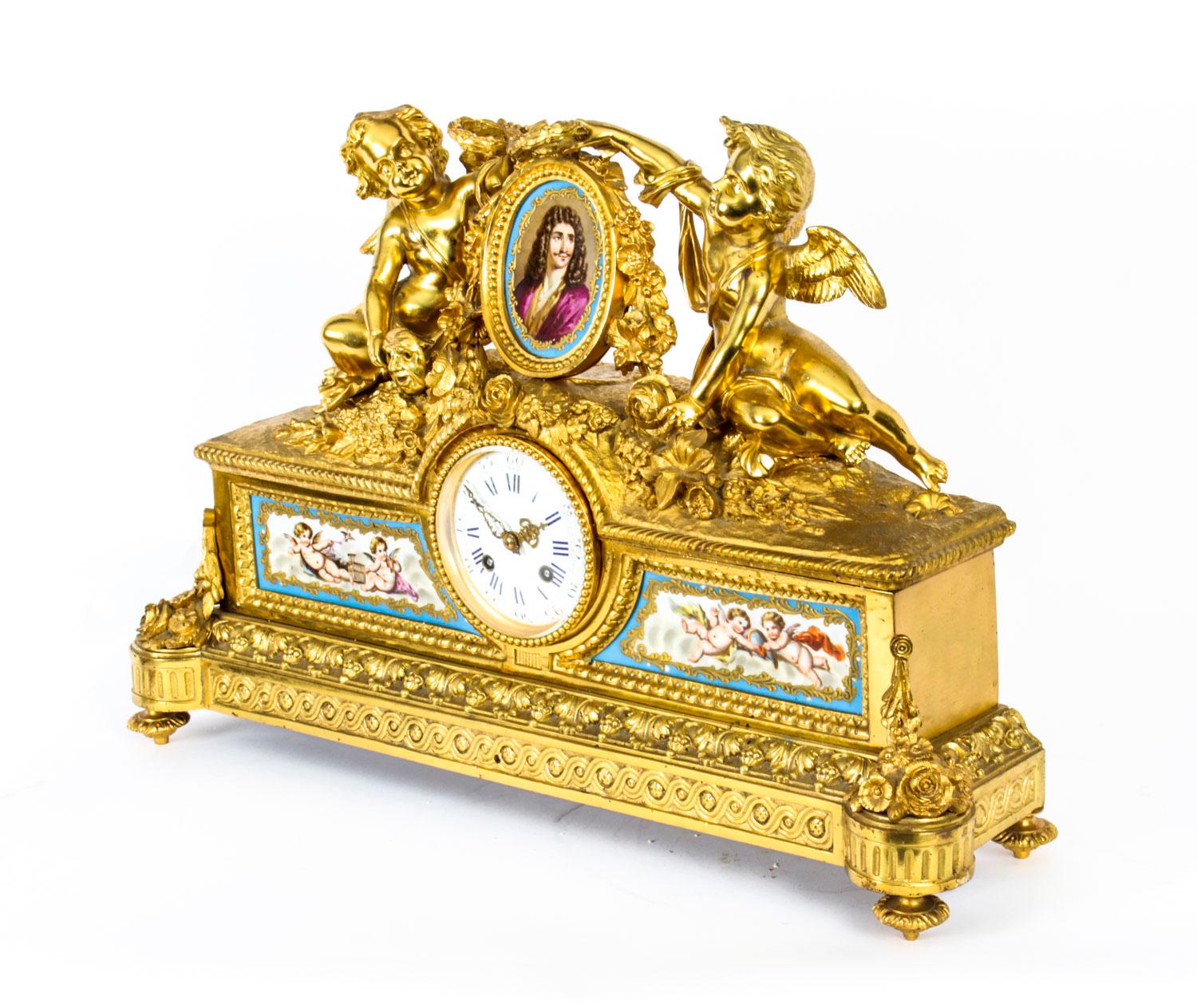 Si tratta di una superba pendola da camino francese in bronzo dorato con pannelli in porcellana Bleu Celeste alla maniera di Sevres, datata circa 1860. 

L'astuccio è coronato da due putti con alloro, uno dei quali regge una maschera emblematica