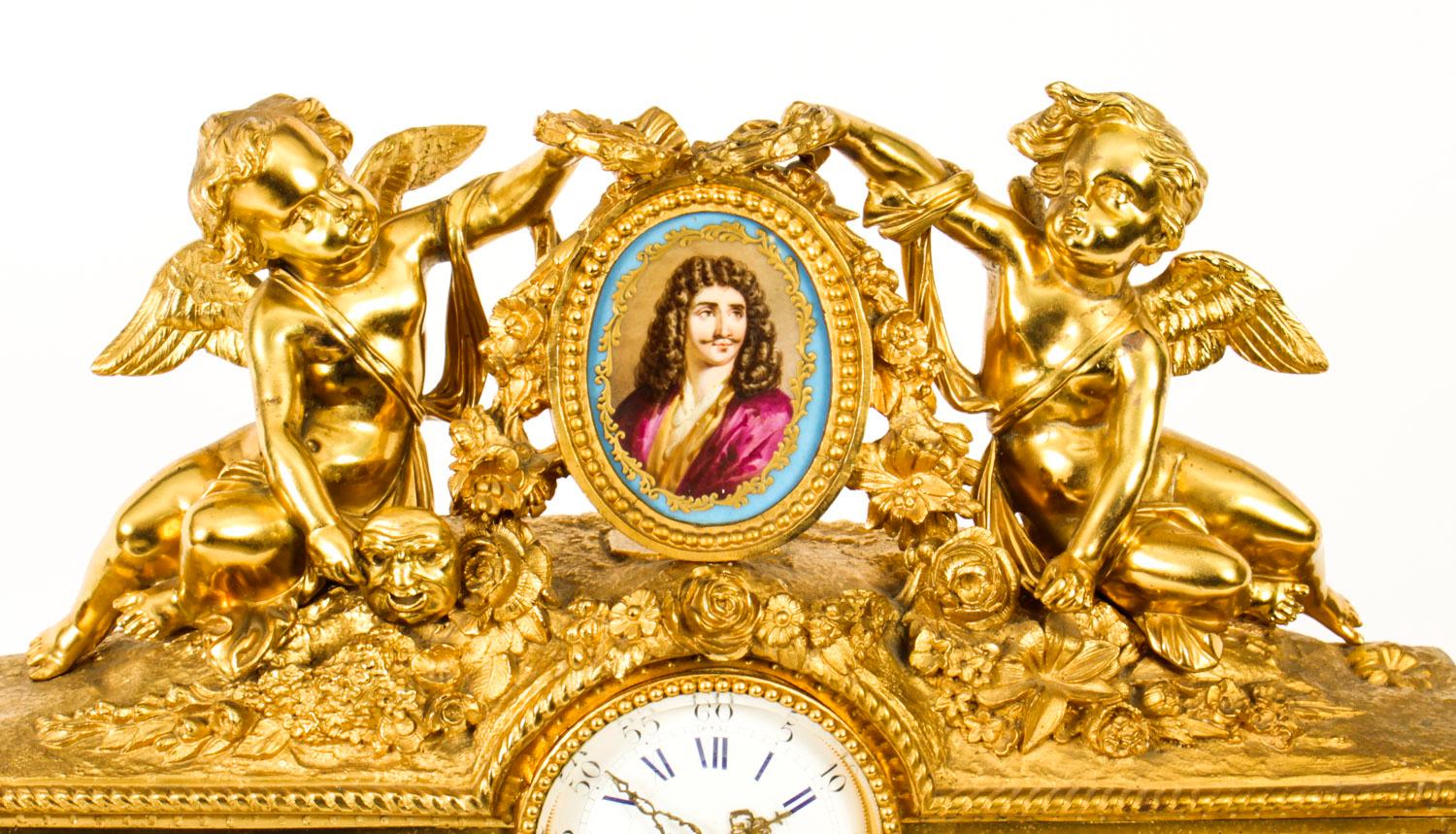 Antike französische vergoldete Bronzeuhr mit Porträtplakette von Molire, 19. Jahrhundert (Französisch) im Angebot
