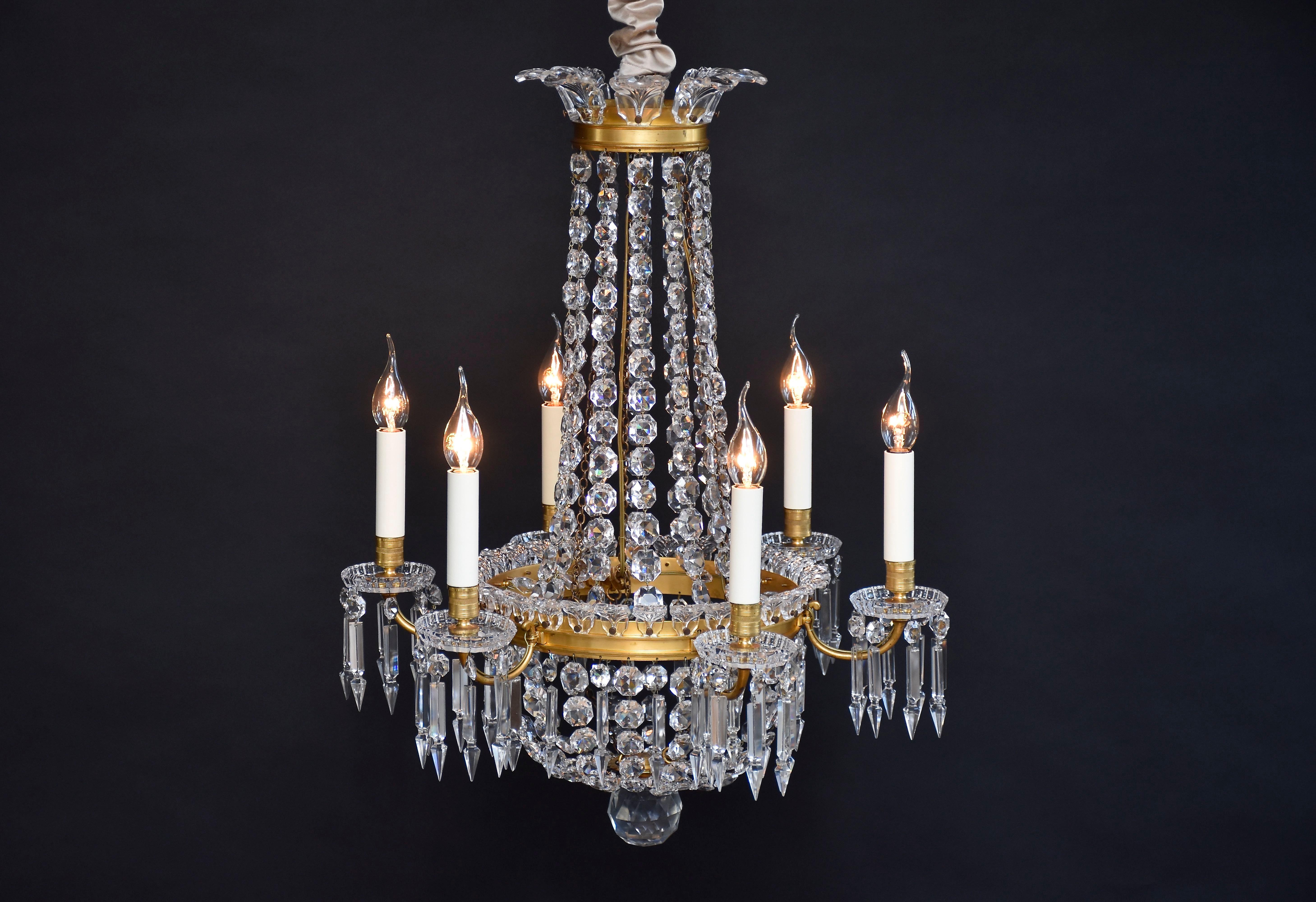 Belle Époque Lustre français ancien de Baccarat en cristal taillé en bronze doré en vente