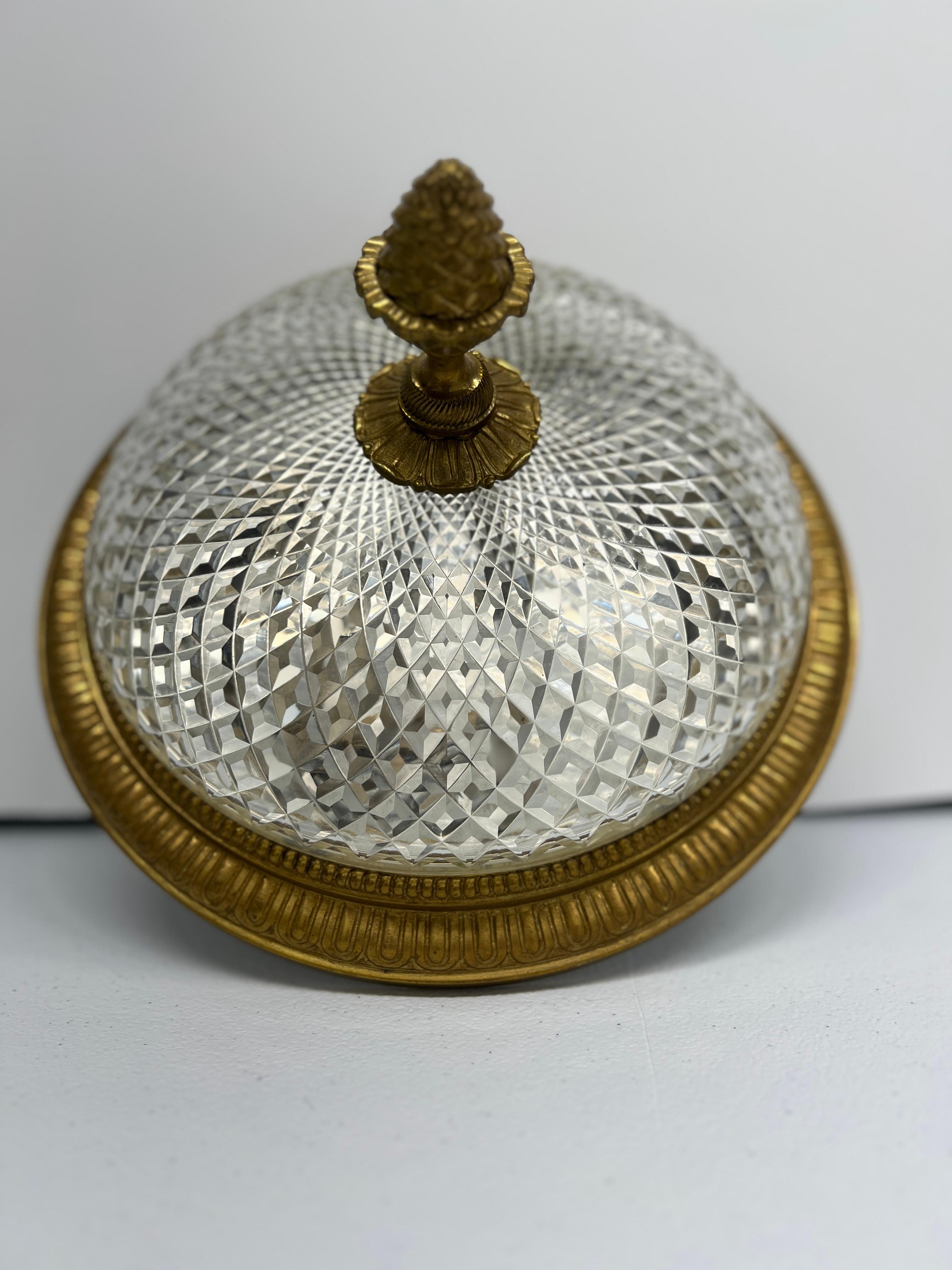 Francese, circa 1920.

Antique French, lampadario da incasso in stile Reggenza in bronzo dorato e cristallo tagliato. Stile di E. F. A Caldwell e simile all'attuale produzione di Sherle Wagner.

Ne sono disponibili due e ognuna ha due luci