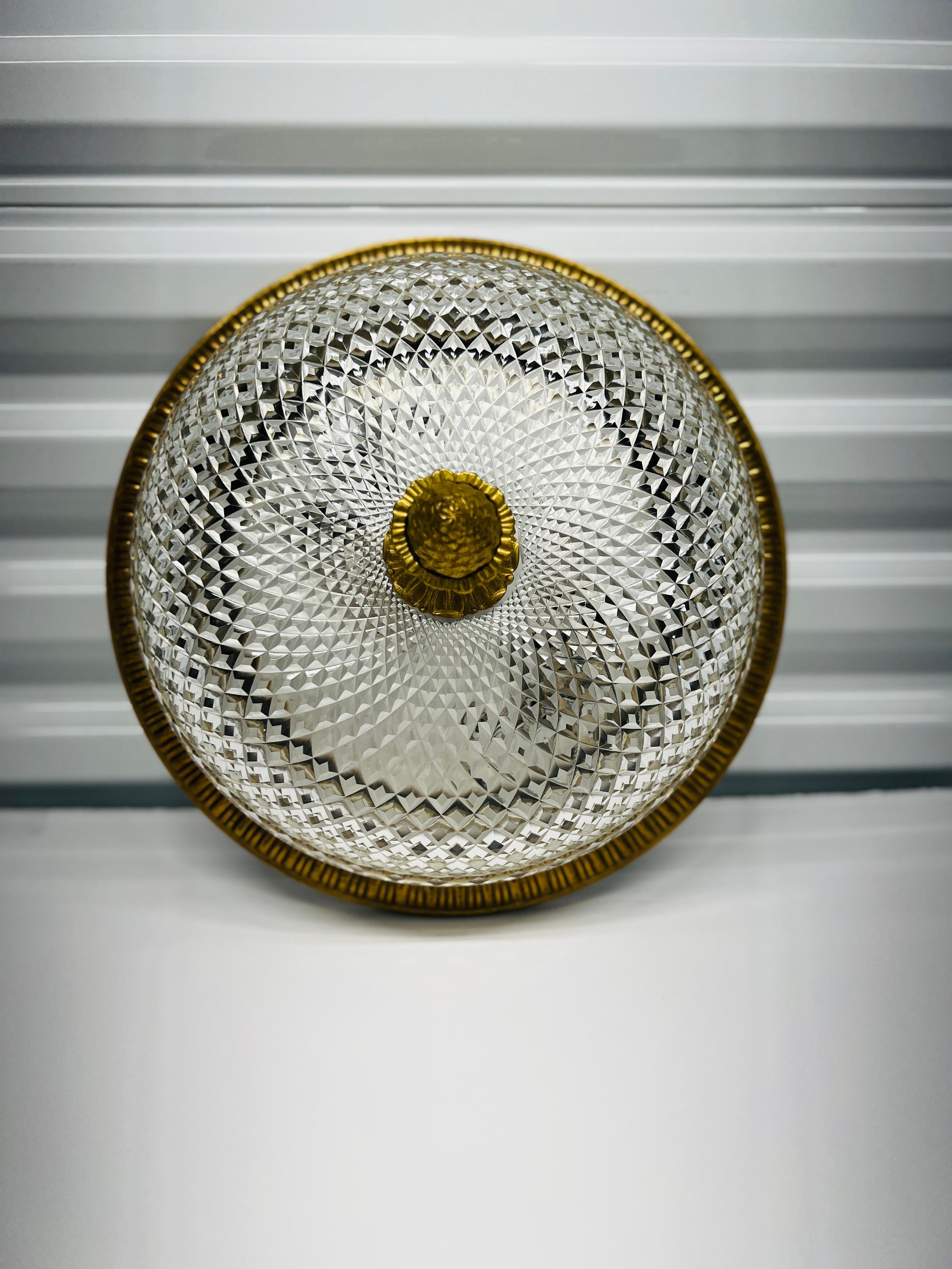 Francese, circa 1920.

Antique French, lampadario da incasso in stile Reggenza in bronzo dorato e cristallo tagliato. Stile di E. F. A Caldwell e simile all'attuale produzione di Sherle Wagner. 

Ne sono disponibili due e ognuna ha 3 luci interne.