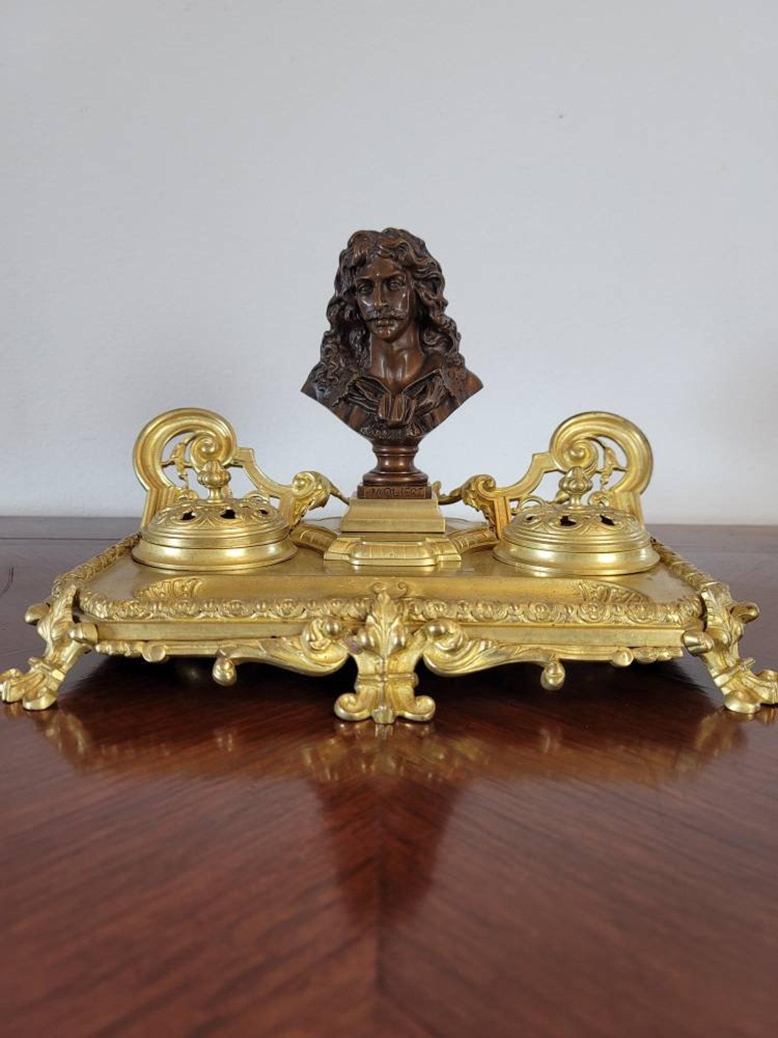 A most impressive fine quality antique Louis XV style French ormolu encrier / inkstand. 

Born in France in the 19th century, almost certainly Parisian work, exquisitely chased, chisled and sculpted gilded bronze, mounted with an exceptionally