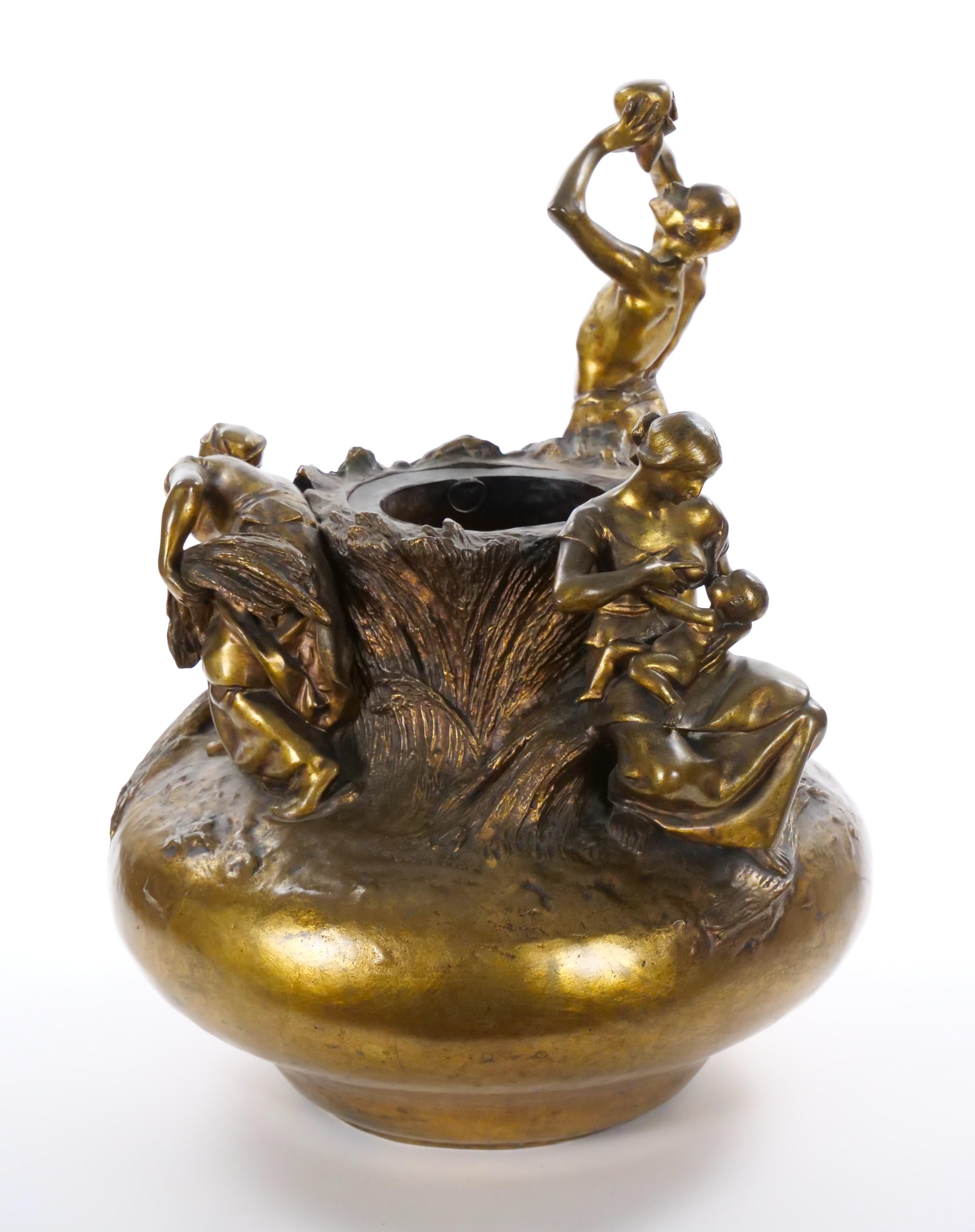 Antique French Gilt Bronze Figural Vase by Antonin Larroux (1859-1913) en vente 4