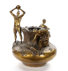 Antiguo jarrón figurado francés de bronce dorado de Antonin Larroux (1859-1913)