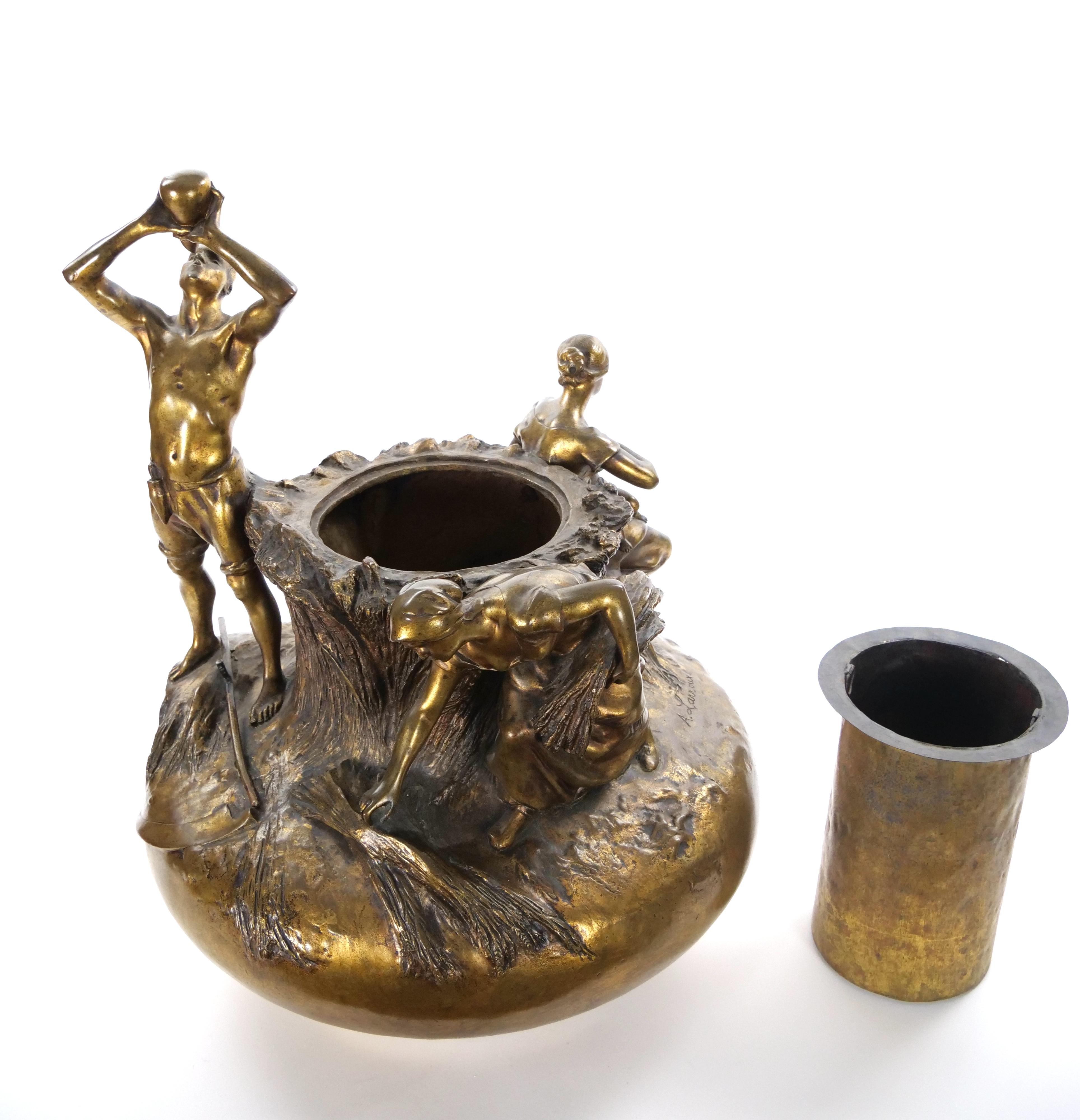 Doré Antique French Gilt Bronze Figural Vase by Antonin Larroux (1859-1913) en vente