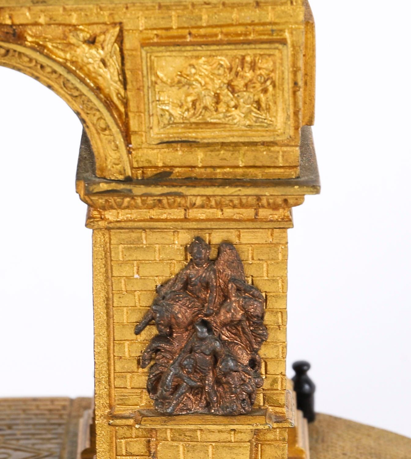 Antique French Gilt Bronze Grand Tour Model of The Arc de Triomphe (Arco di Trionfo) XIX secolo 11