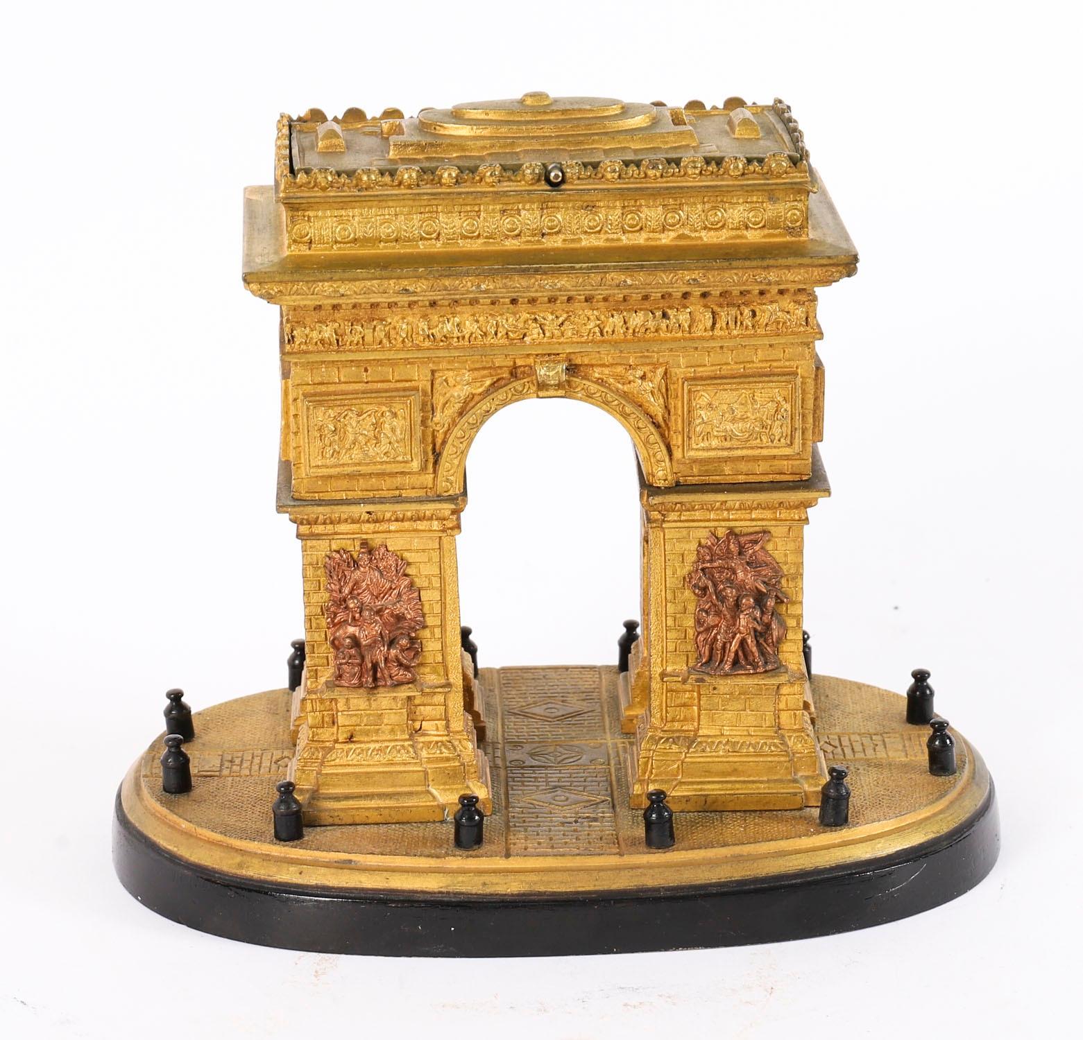 Un elegante modello Grand Tour francese in bronzo dorato dell'Arco di Trionfo, datato circa 1860.

Il modello, splendidamente realistico, è fuso in alto rilievo con un coperchio incernierato e uno scomparto segreto nella parte superiore;

Il