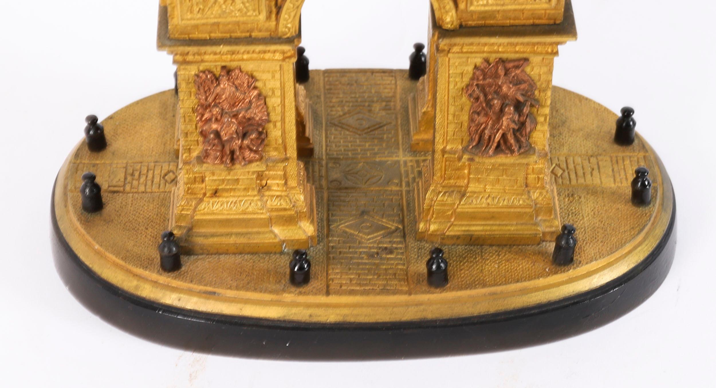 Bronzo Antique French Gilt Bronze Grand Tour Model of The Arc de Triomphe (Arco di Trionfo) XIX secolo
