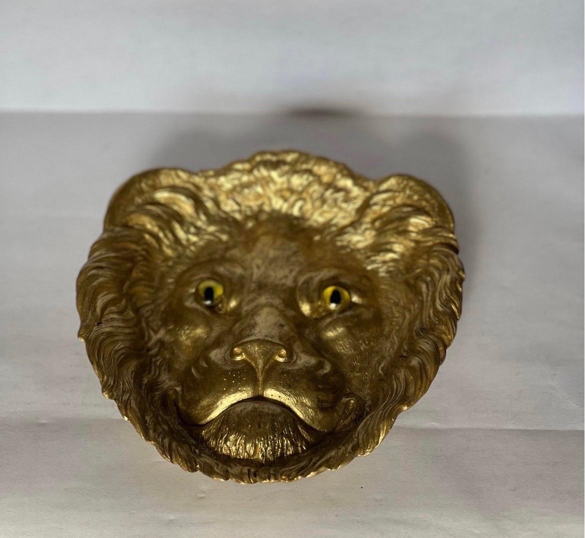 Britannique Cendrier / attrape-tout français ancien en forme de tête de lion en bronze doré avec yeux en verre en vente