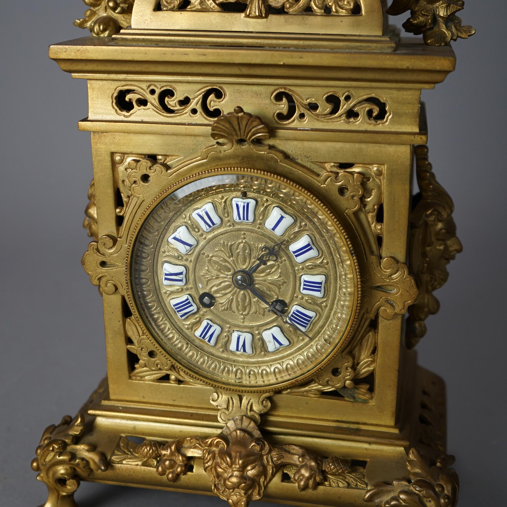 Pendule de cheminée française ancienne, avec un boîtier à pied en fonte d'argent doré, un fleuron en forme d'armure de combat et des éléments de rinceaux et de feuillages sur l'ensemble du boîtier, 19e siècle.

Dimensions - 16,5 