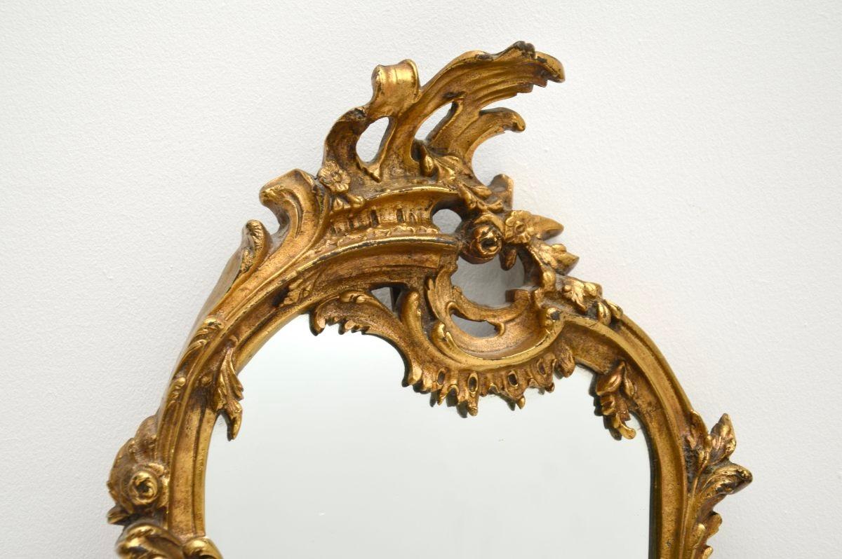 Un superbe miroir ancien en bronze doré, datant de la période 1900-1920.

Il s'agit d'un objet de qualité exceptionnelle, assez petit, qui peut être utilisé dans de nombreux contextes. Il est de style rococo classique, avec des détails magnifiques