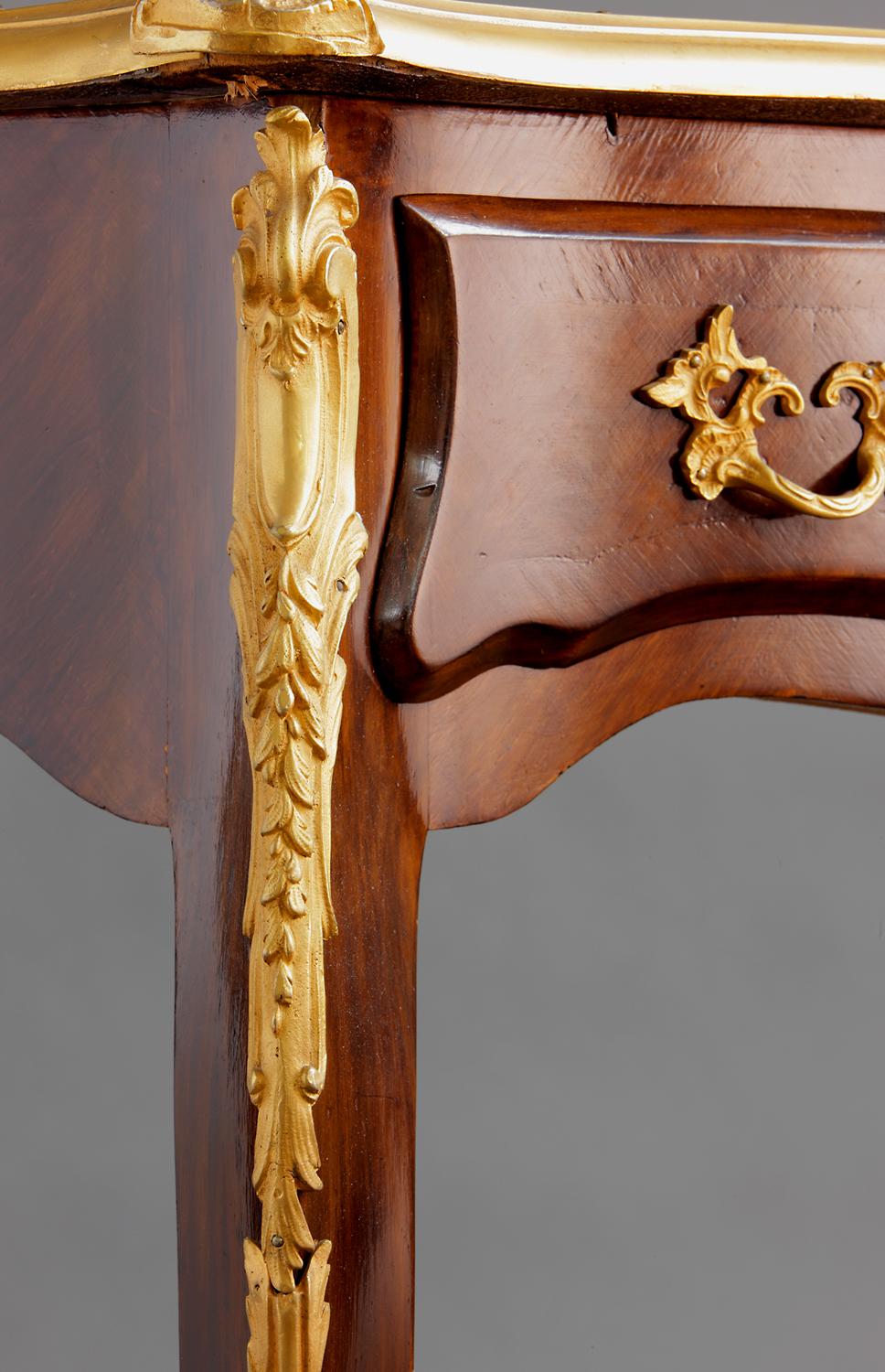 Antiker französischer Tisch/Schreibtisch mit vergoldeter Bronze (Holz) im Angebot