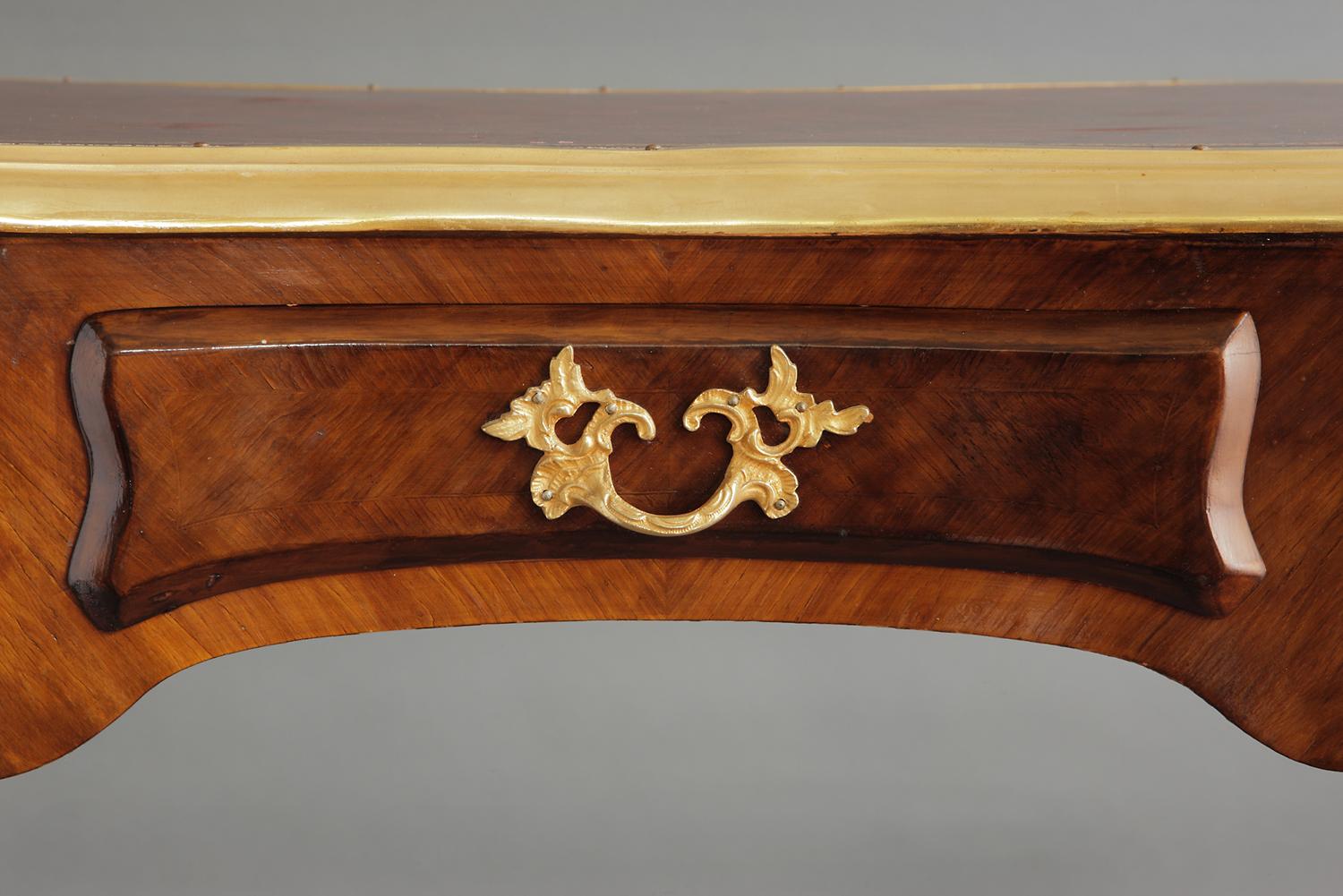Antiker französischer Tisch/Schreibtisch mit vergoldeter Bronze im Angebot 3
