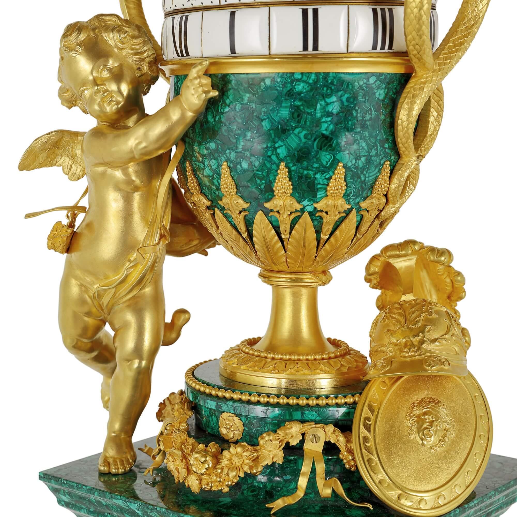 Louis XVI Pendule de cheminée française ancienne en malachite montée sur bronze doré avec tournage en vente