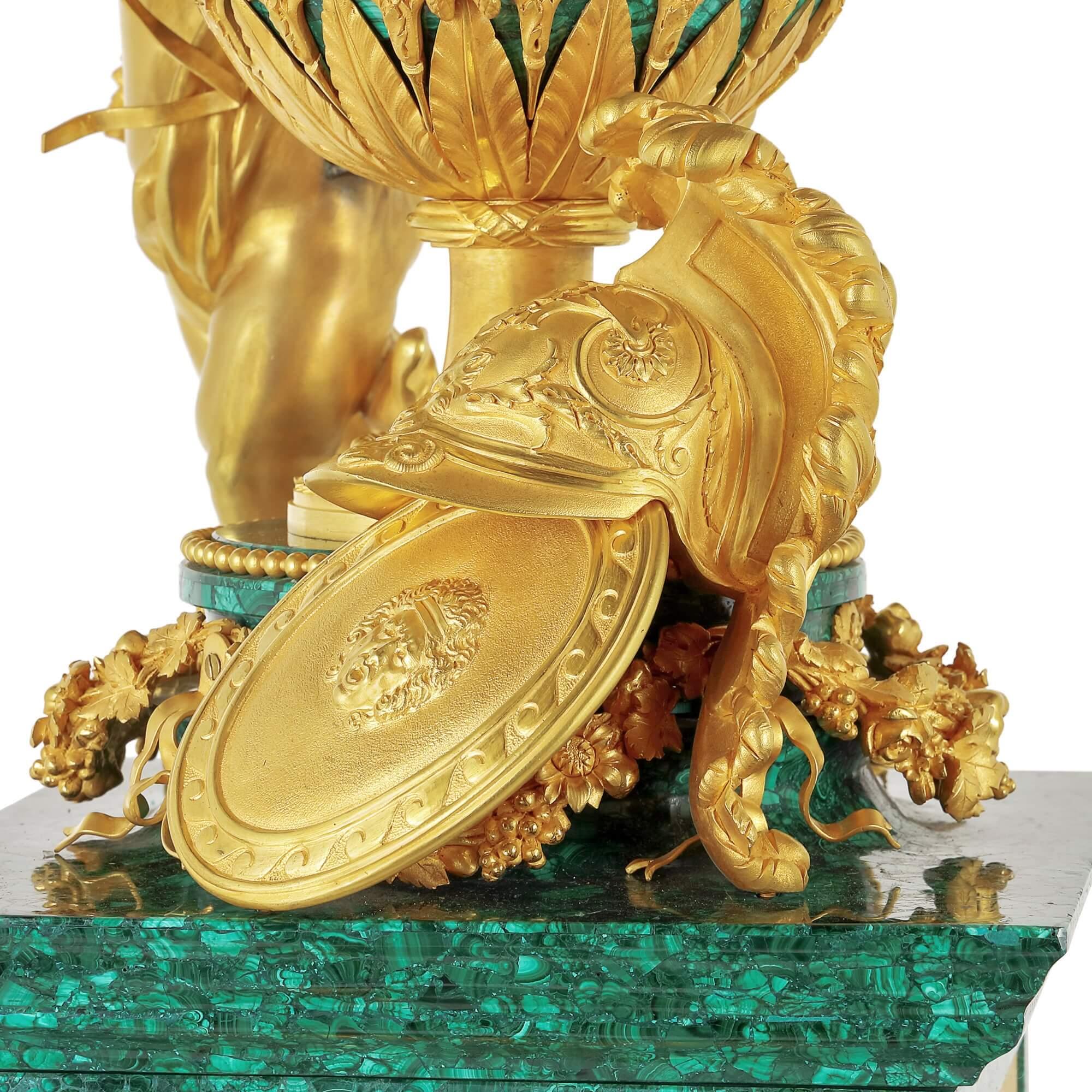 Français Pendule de cheminée française ancienne en malachite montée sur bronze doré avec tournage en vente