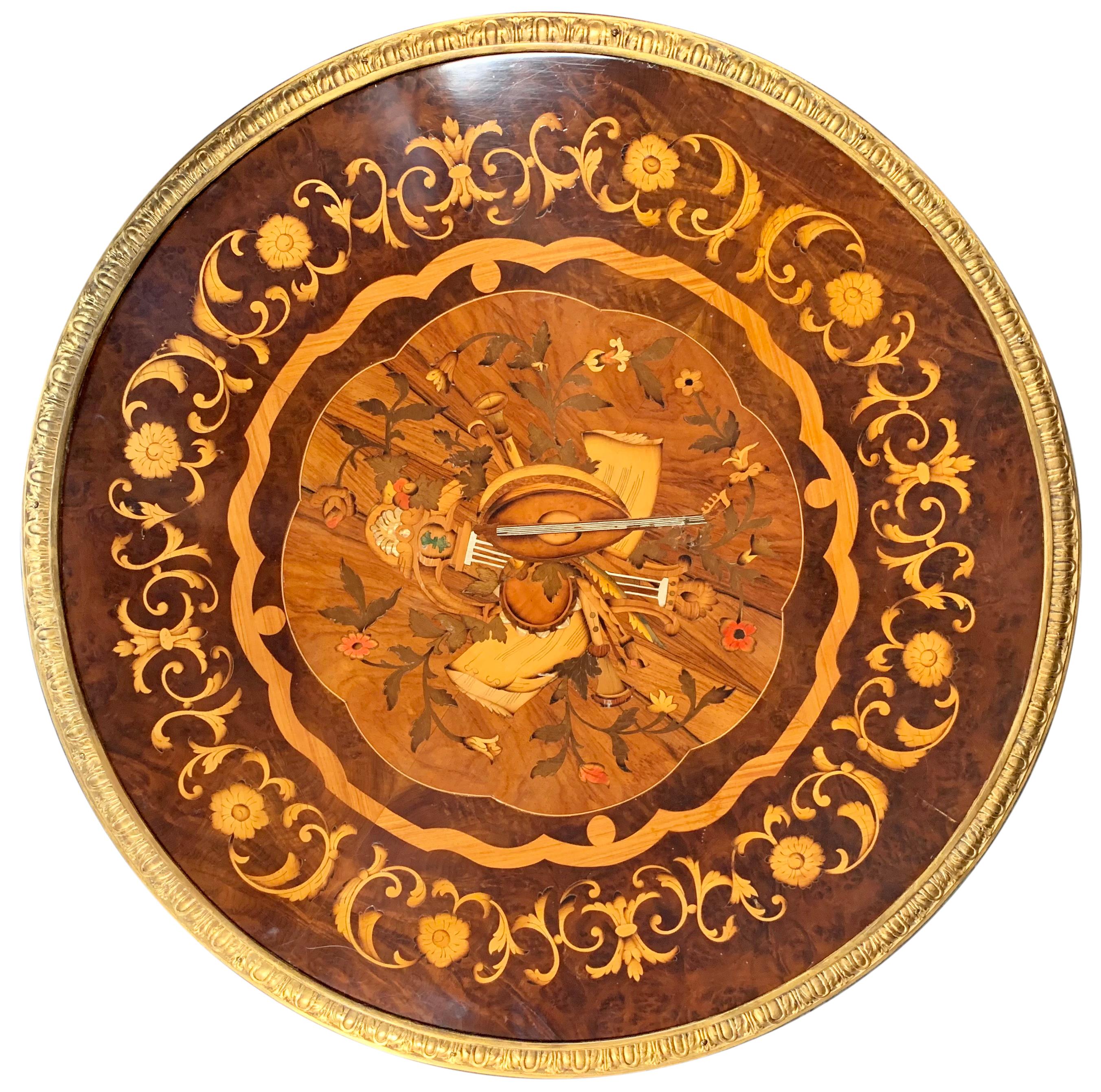 Mesa de centro circular francesa estilo Luis XV montada en ormolina y marquetería Francés en venta