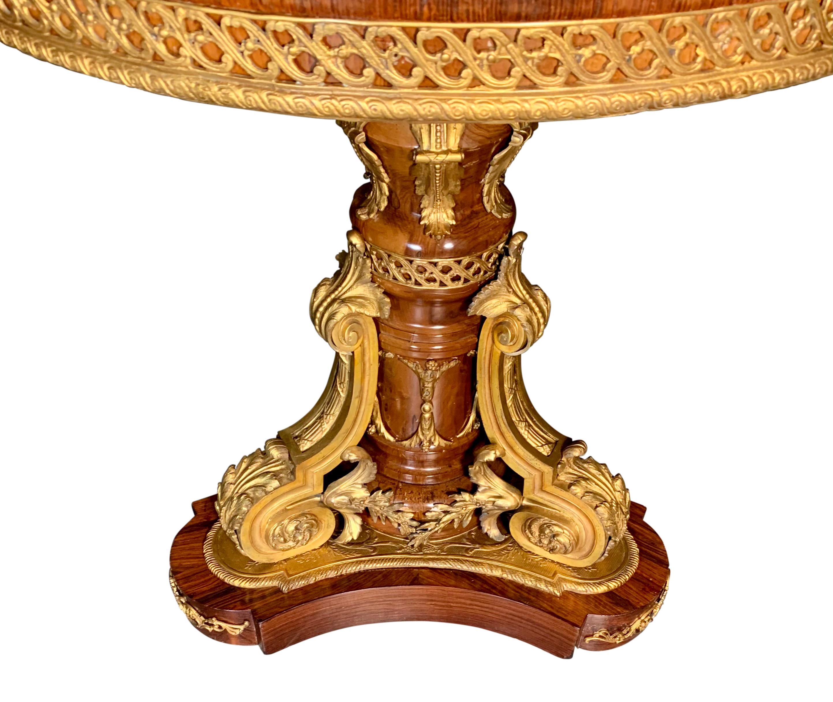 Mesa de centro circular francesa estilo Luis XV montada en ormolina y marquetería en venta 1