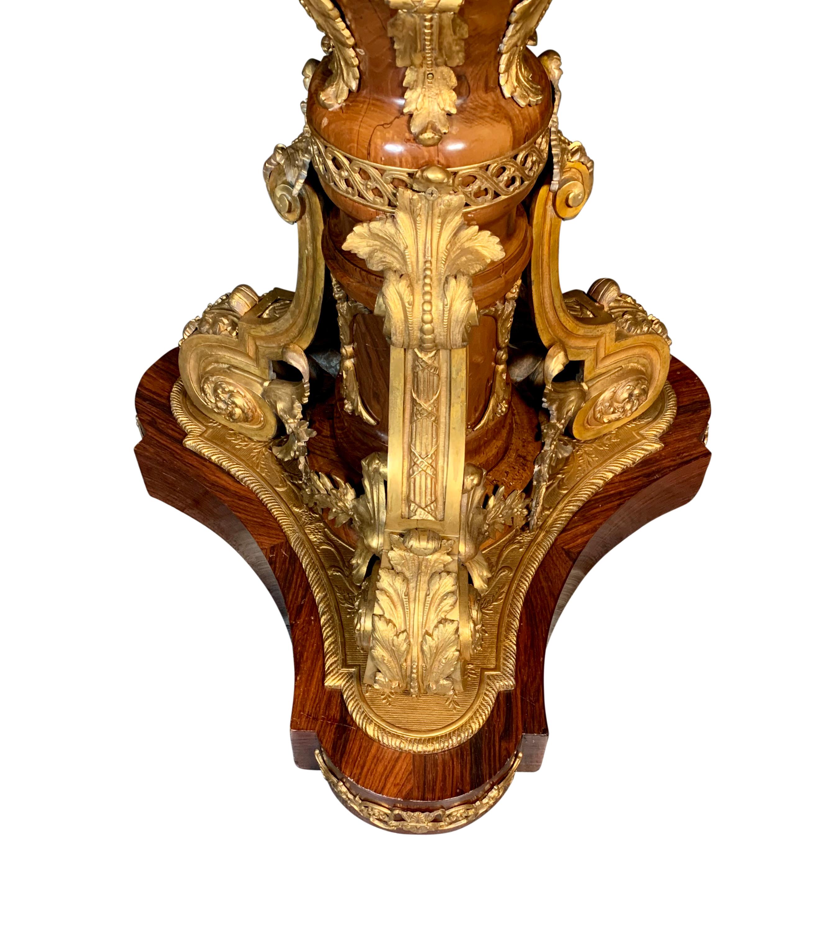 Mesa de centro circular francesa estilo Luis XV montada en ormolina y marquetería en venta 2