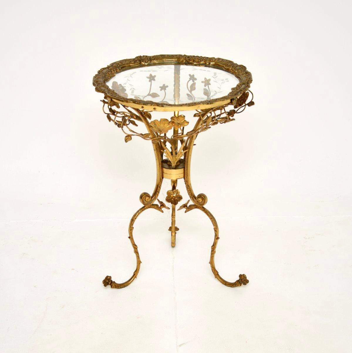 Magnifique table d'appoint ancienne en bronze doré. Fabriqué en France, il date des années 1930.

La qualité est exceptionnelle, avec de nombreux détails floraux fins et complexes. Il est d'une taille utile, avec un plateau en verre encastré qui