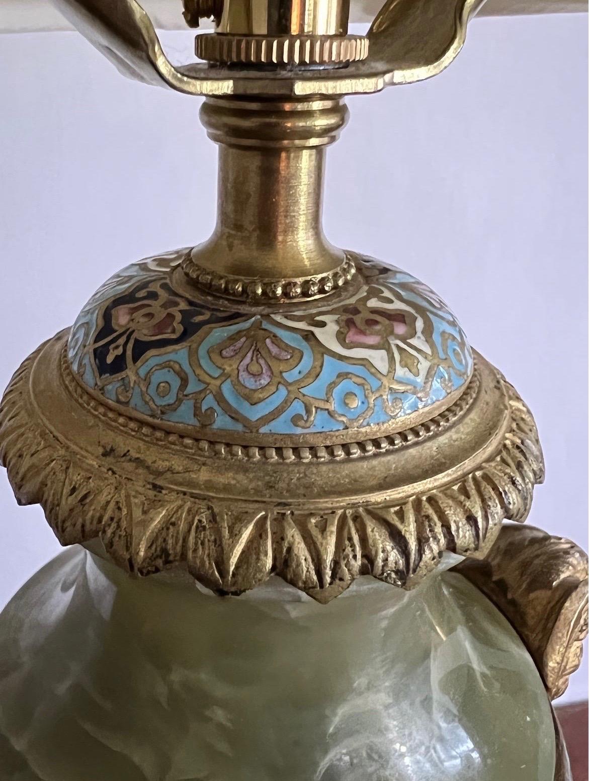 Bronze Ancienne lampe de bureau française en bronze doré, onyx et émaillé champlevé avec poignée en forme de chérubin