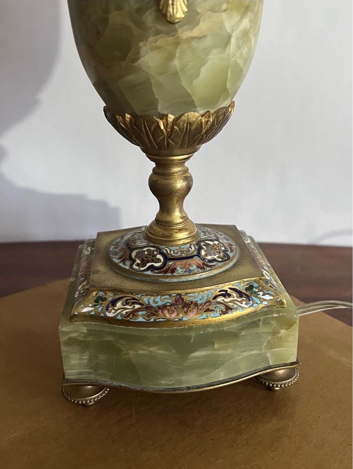 Ancienne lampe de bureau française en bronze doré, onyx et émaillé champlevé avec poignée en forme de chérubin 2