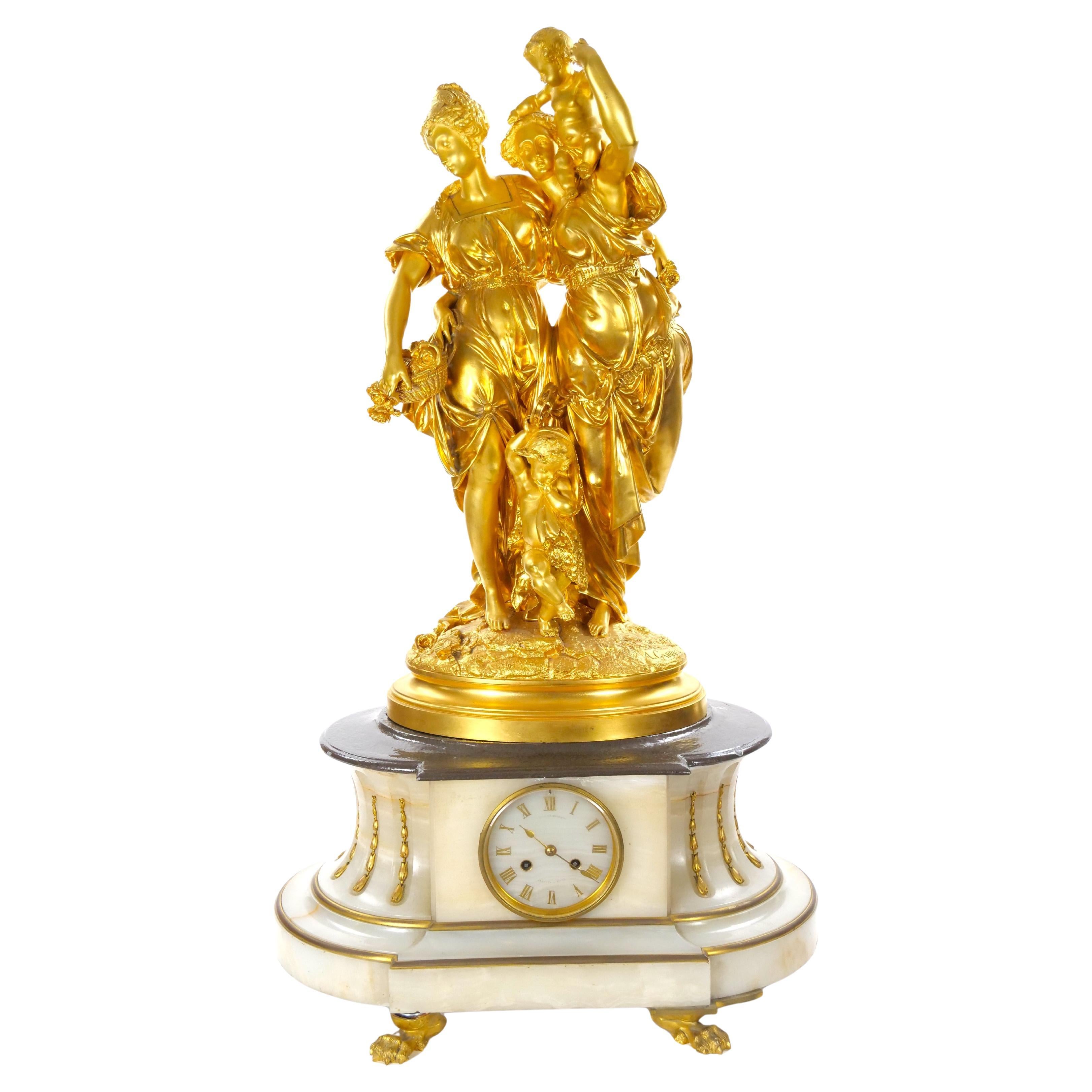Antiguo reloj de chimenea francés de bronce dorado y ónice montado en bronce dorado, circa 1815