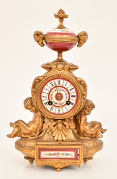 Antike französische dreiteilige figürliche Uhrengarnitur aus vergoldeter Bronze und Porzellan