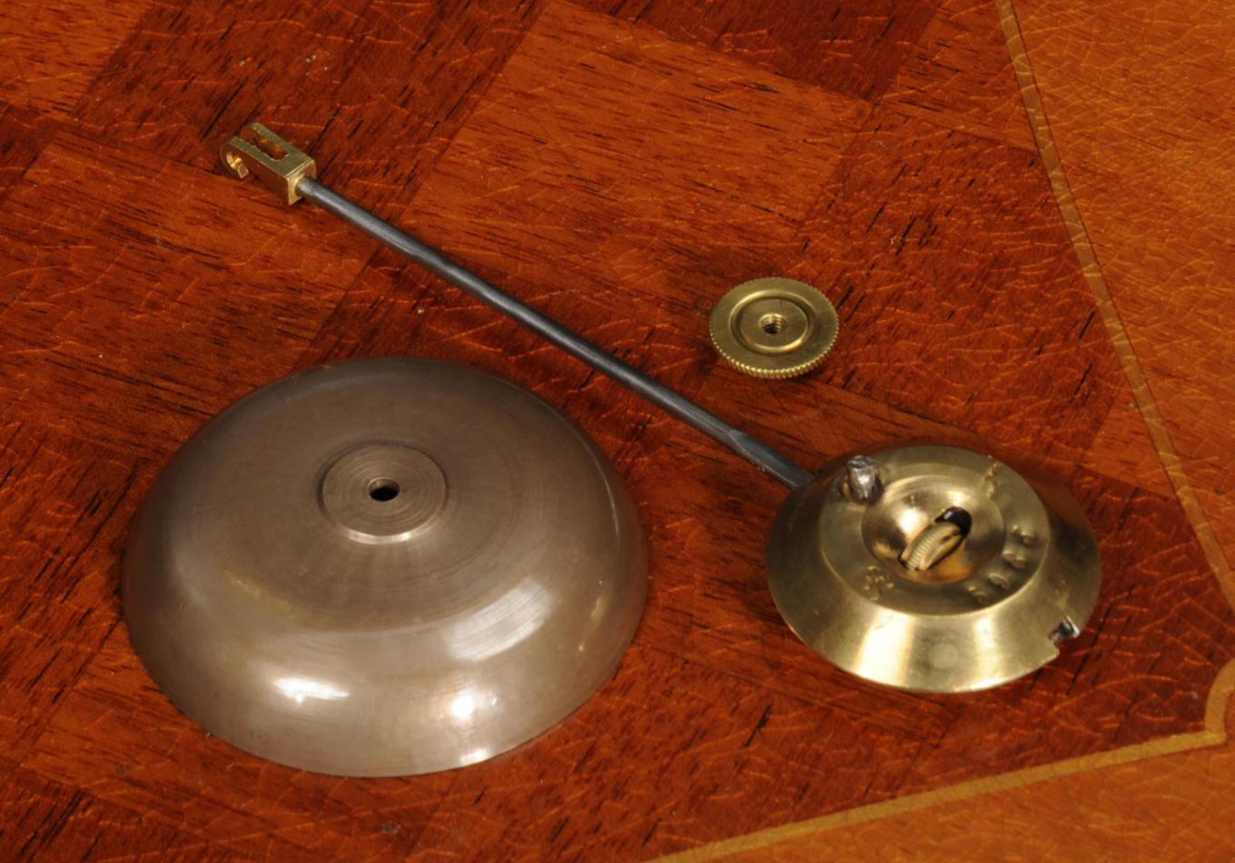 Pendule de cheminée rococo française ancienne en bronze doré 6
