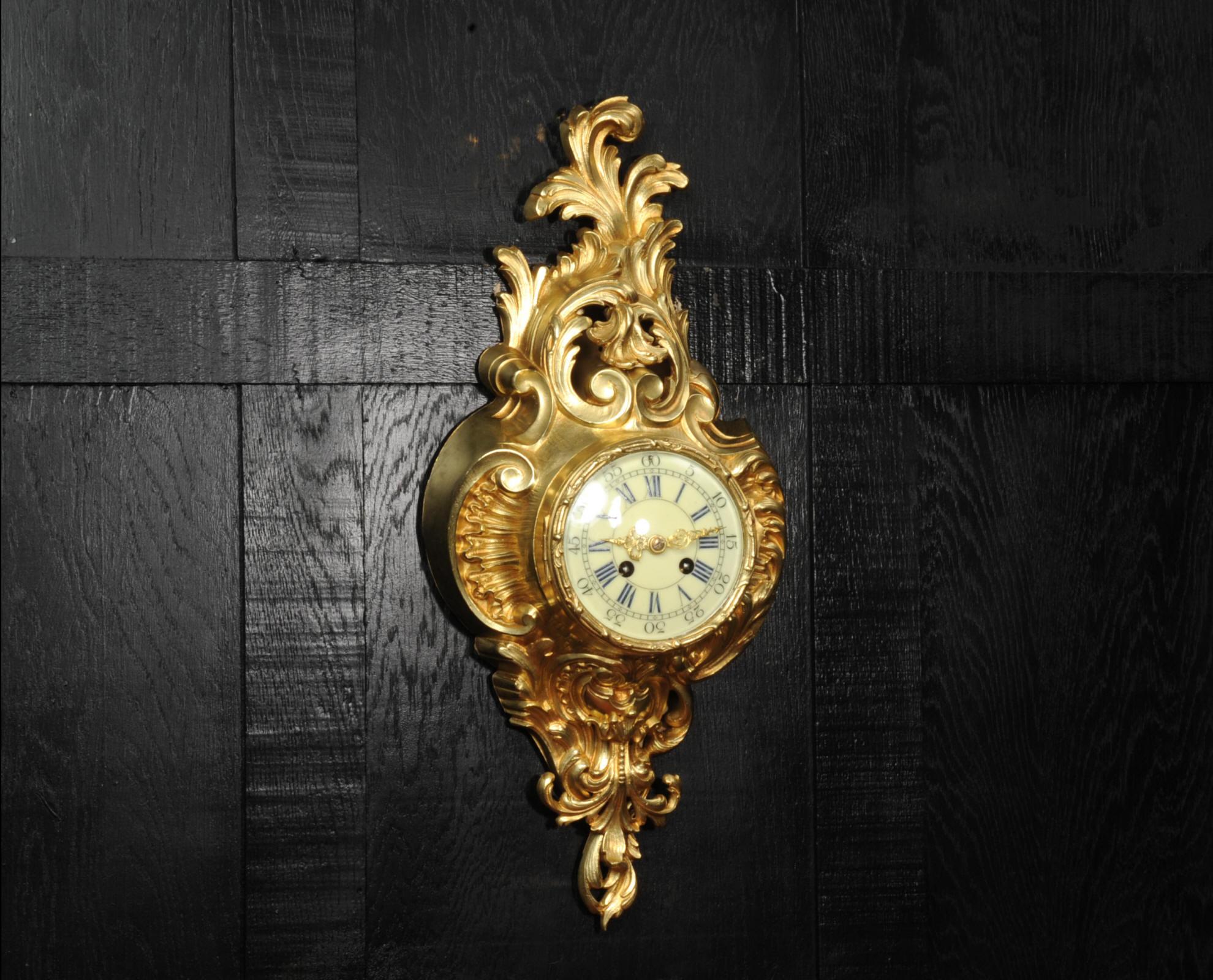 Français Antiquité française bronze doré Rococo horloge murale Cartel en vente