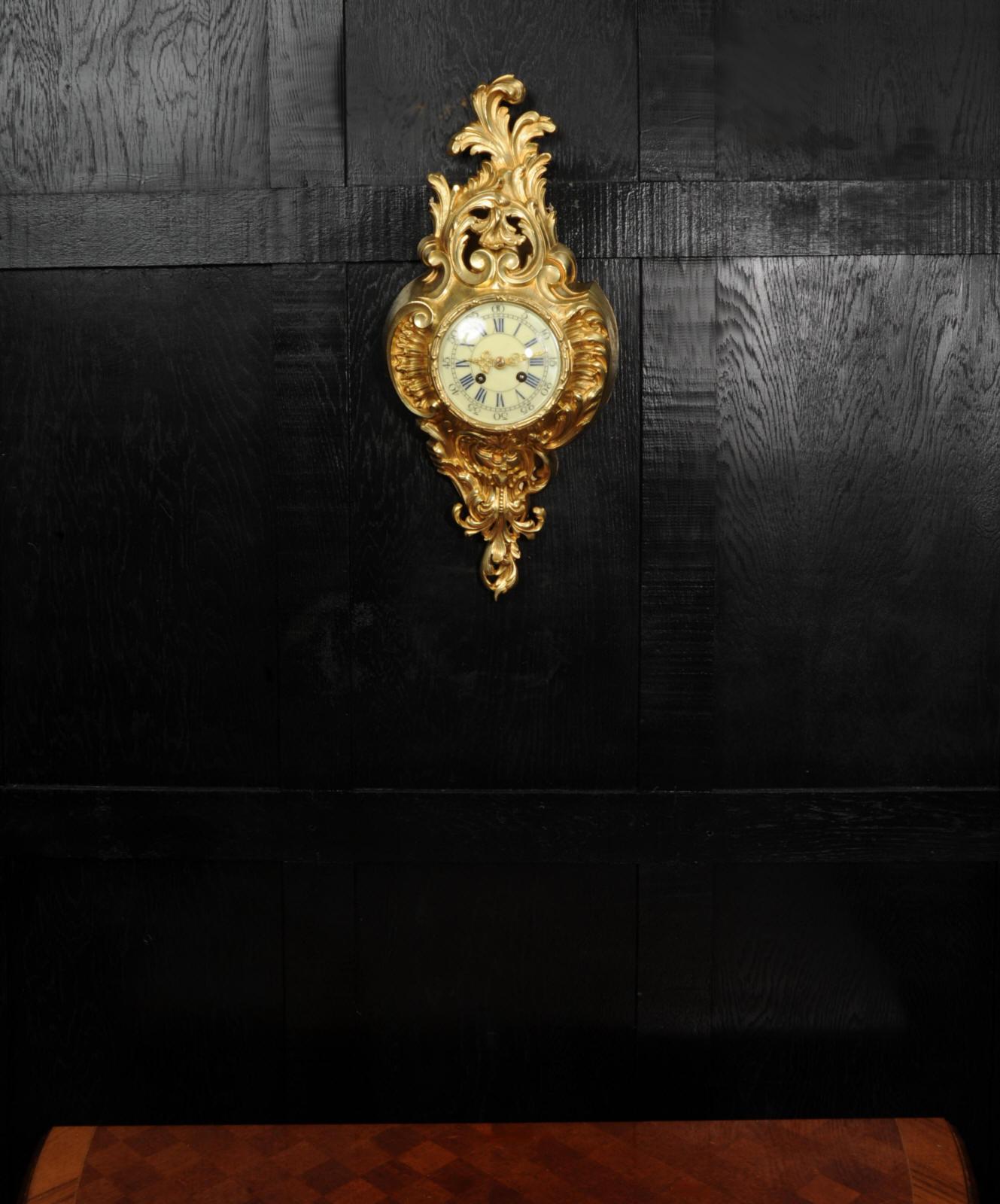 Doré Antiquité française bronze doré Rococo horloge murale Cartel en vente