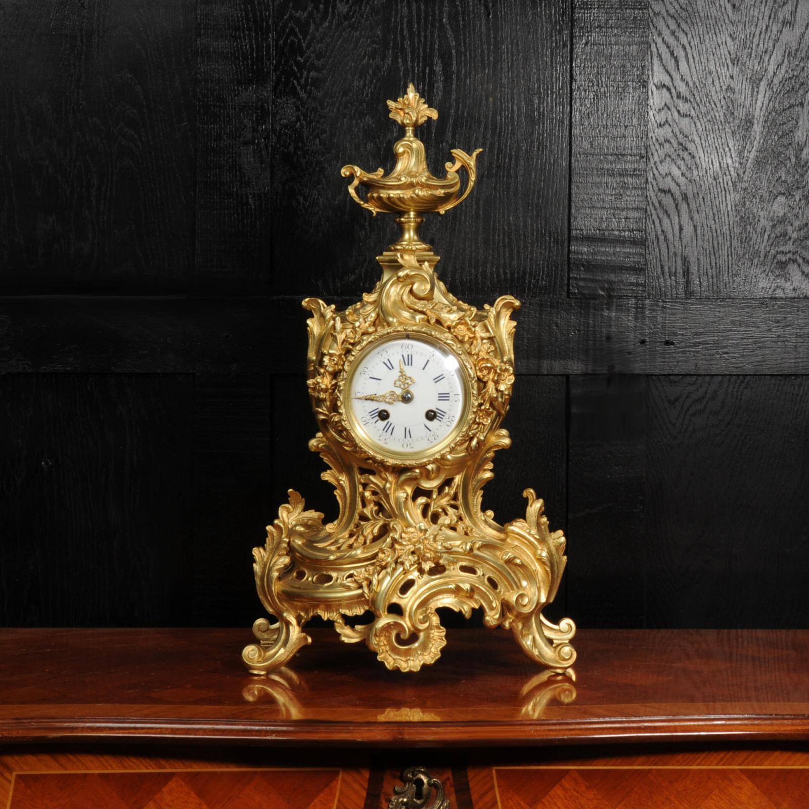Un reloj francés antiguo original, grande, soberbio y muy decorativo, del famoso fabricante A.D. Mougin. Está audazmente modelada al estilo rococó en bronce finamente dorado. Caja asimétrica entallada, profusamente decorada con amplias hojas de