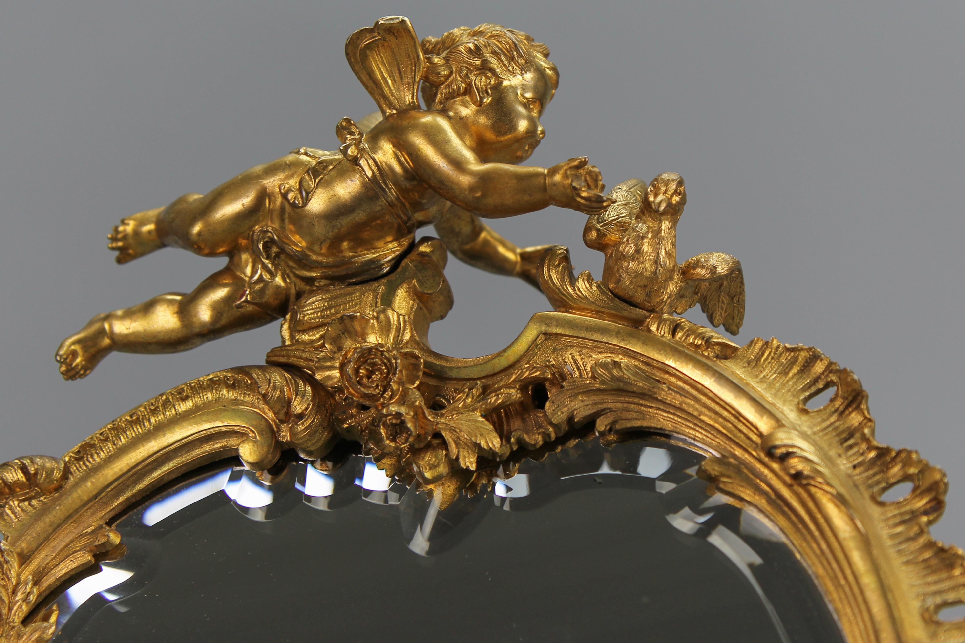 Antiker französischer vergoldeter Bronze-Tischspiegel im Rokoko-Stil mit Cherub und Vogel im Angebot 2