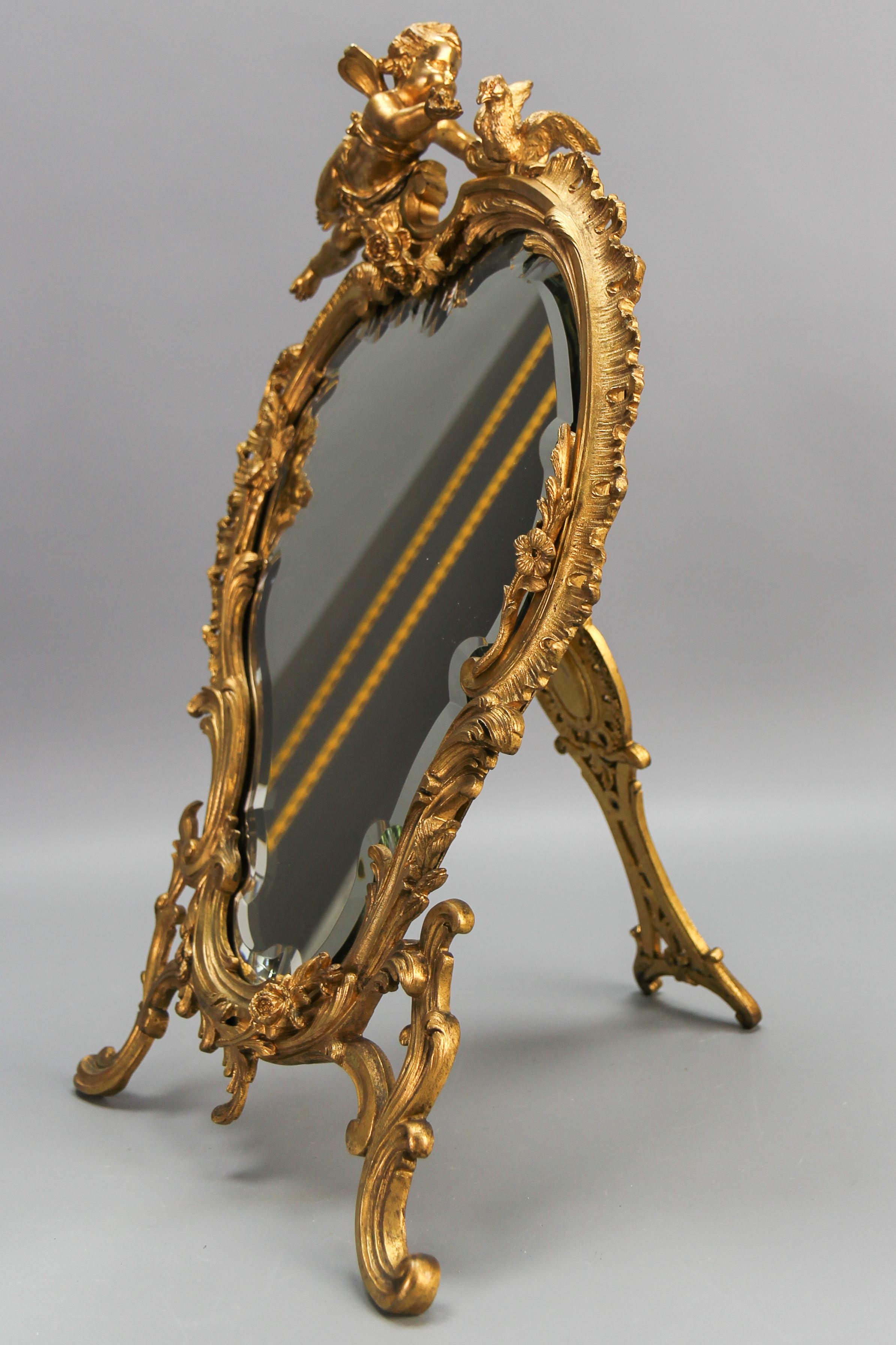 Antiker französischer vergoldeter Bronze-Tischspiegel im Rokoko-Stil mit Cherub und Vogel im Angebot 4
