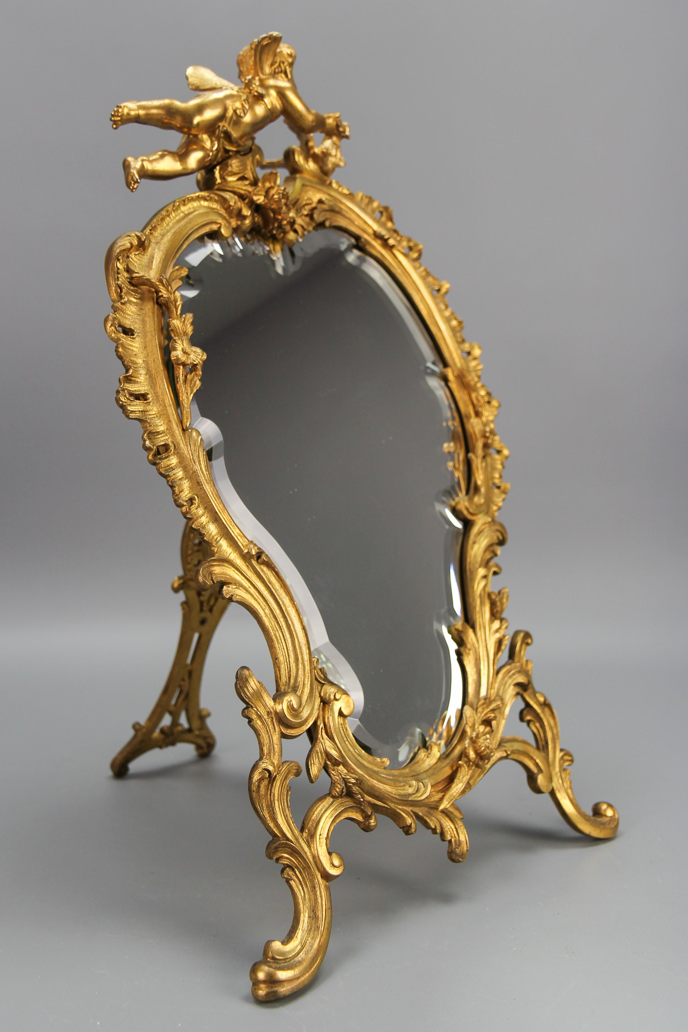 Miroir de bureau de style rococo français ancien en bronze doré avec chérubin et oiseau en vente 5