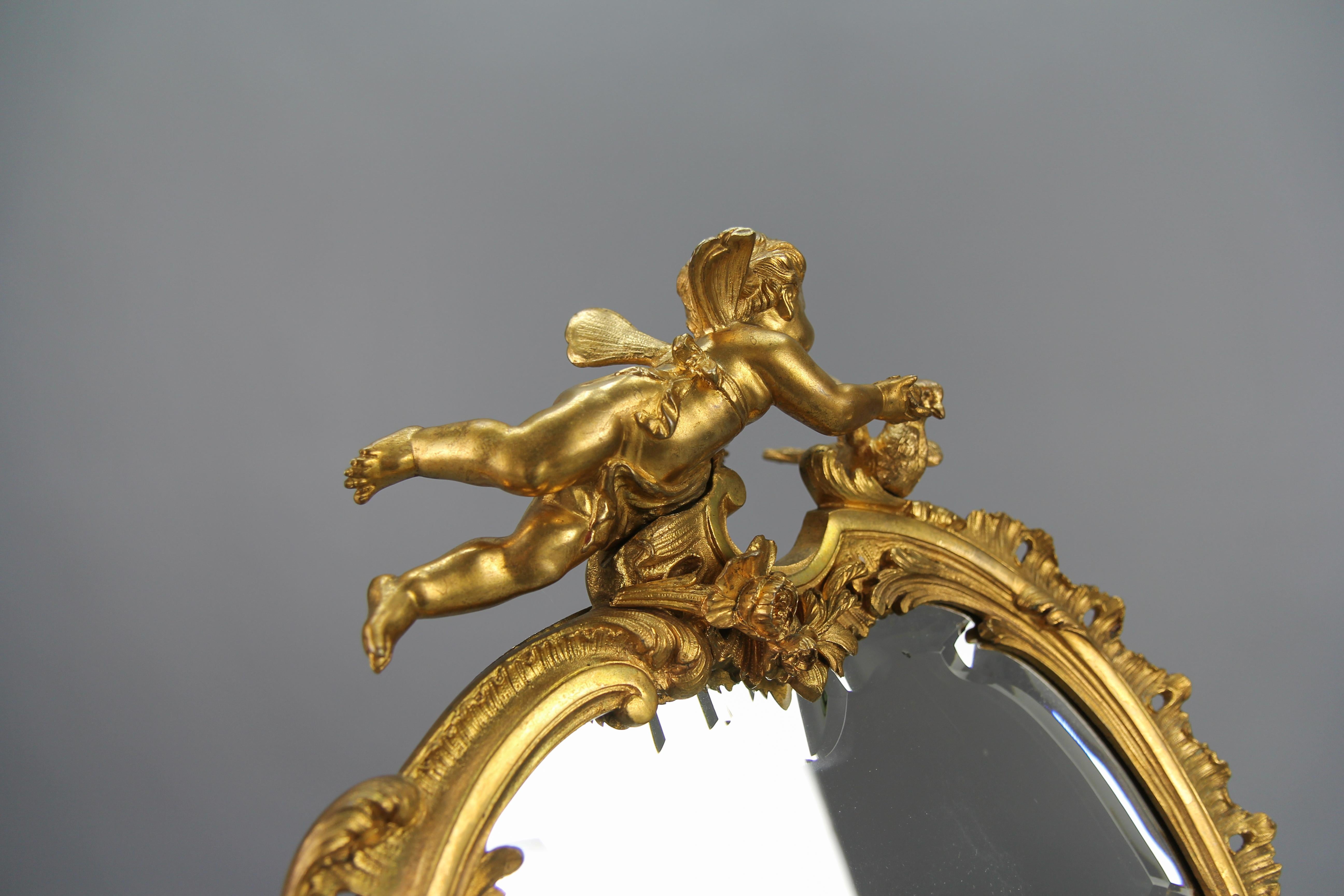 Miroir de bureau de style rococo français ancien en bronze doré avec chérubin et oiseau en vente 6