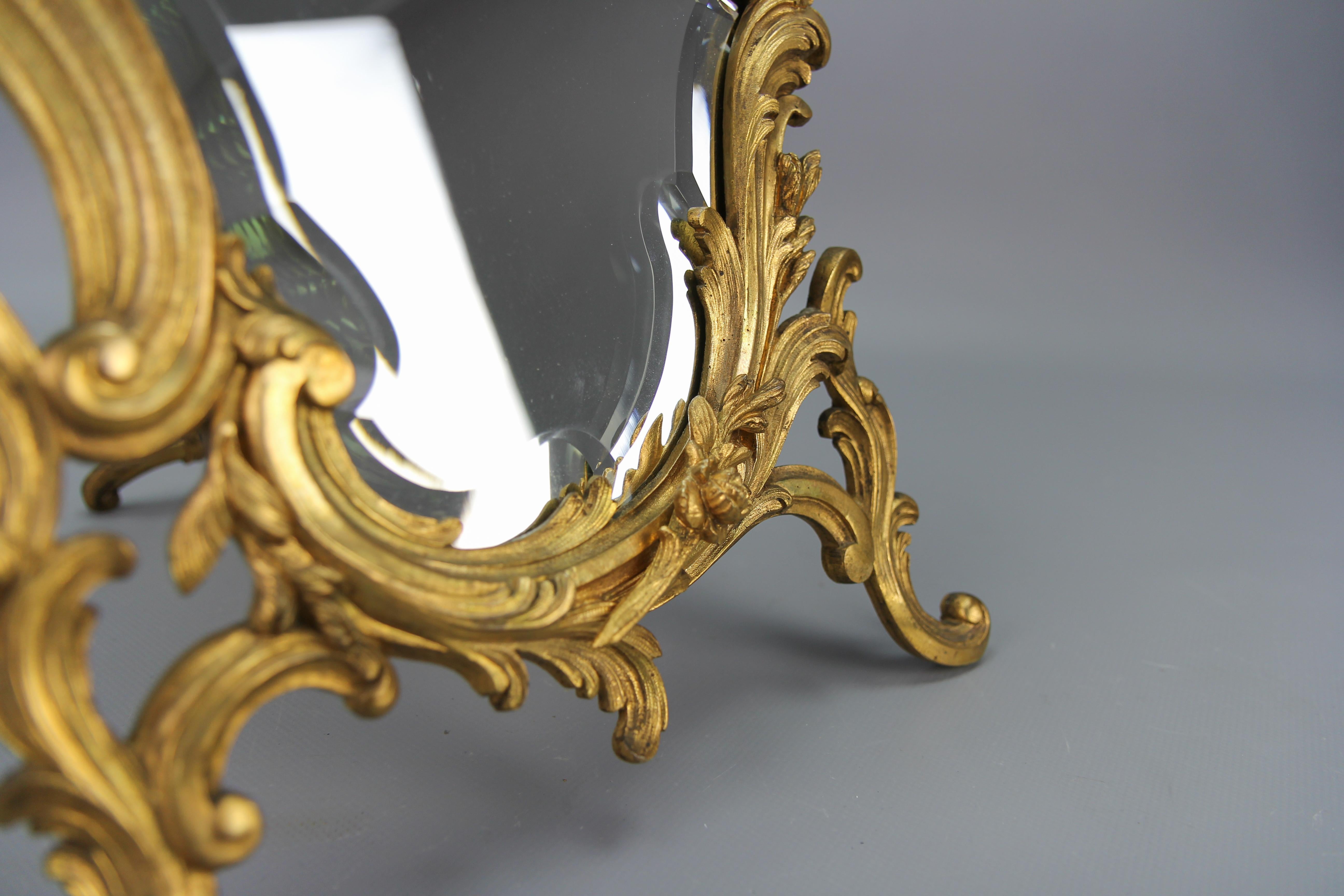 Antiker französischer vergoldeter Bronze-Tischspiegel im Rokoko-Stil mit Cherub und Vogel im Angebot 8