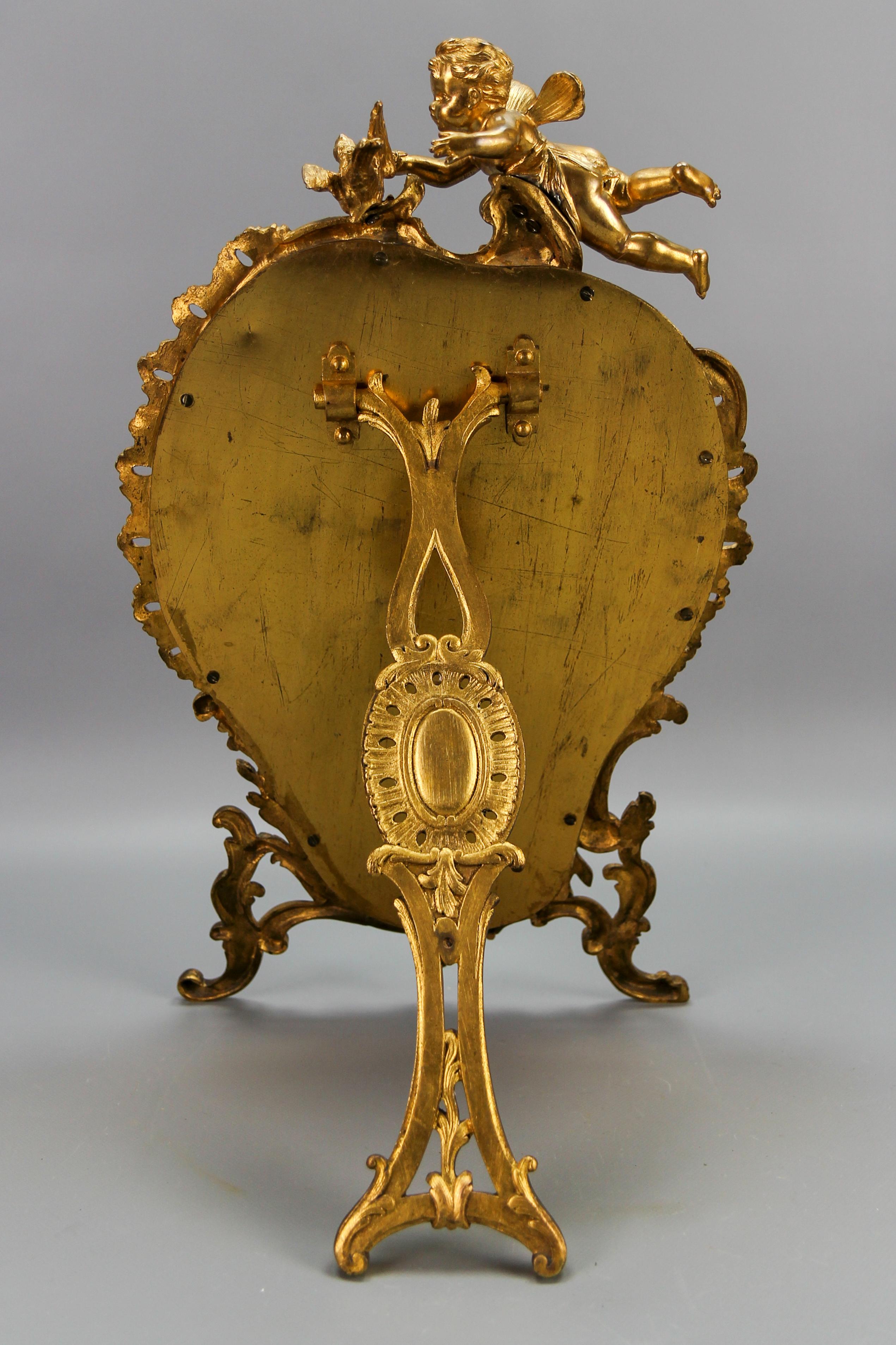 Antiker französischer vergoldeter Bronze-Tischspiegel im Rokoko-Stil mit Cherub und Vogel im Zustand „Gut“ im Angebot in Barntrup, DE