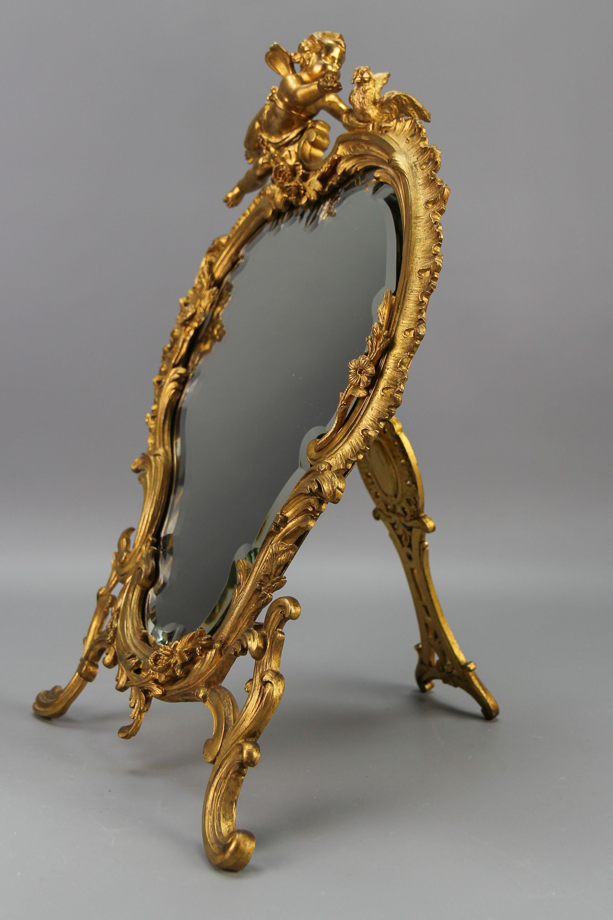 Antiker französischer vergoldeter Bronze-Tischspiegel im Rokoko-Stil mit Cherub und Vogel (Messing) im Angebot