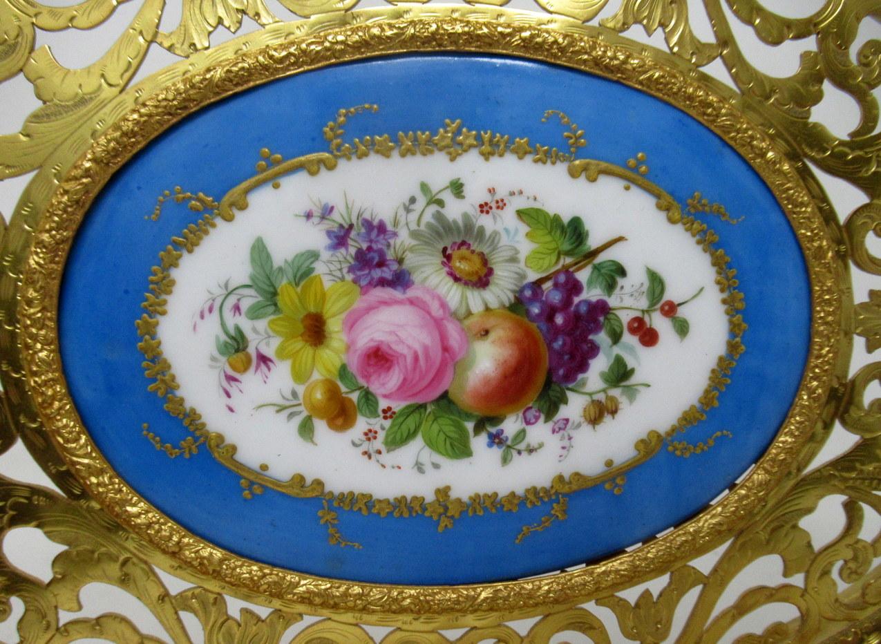 Antique French Gilt Bronze Sèvres Porcelain Hand Painted Table Centerpiece Tray In Good Condition In Dublin, Ireland
