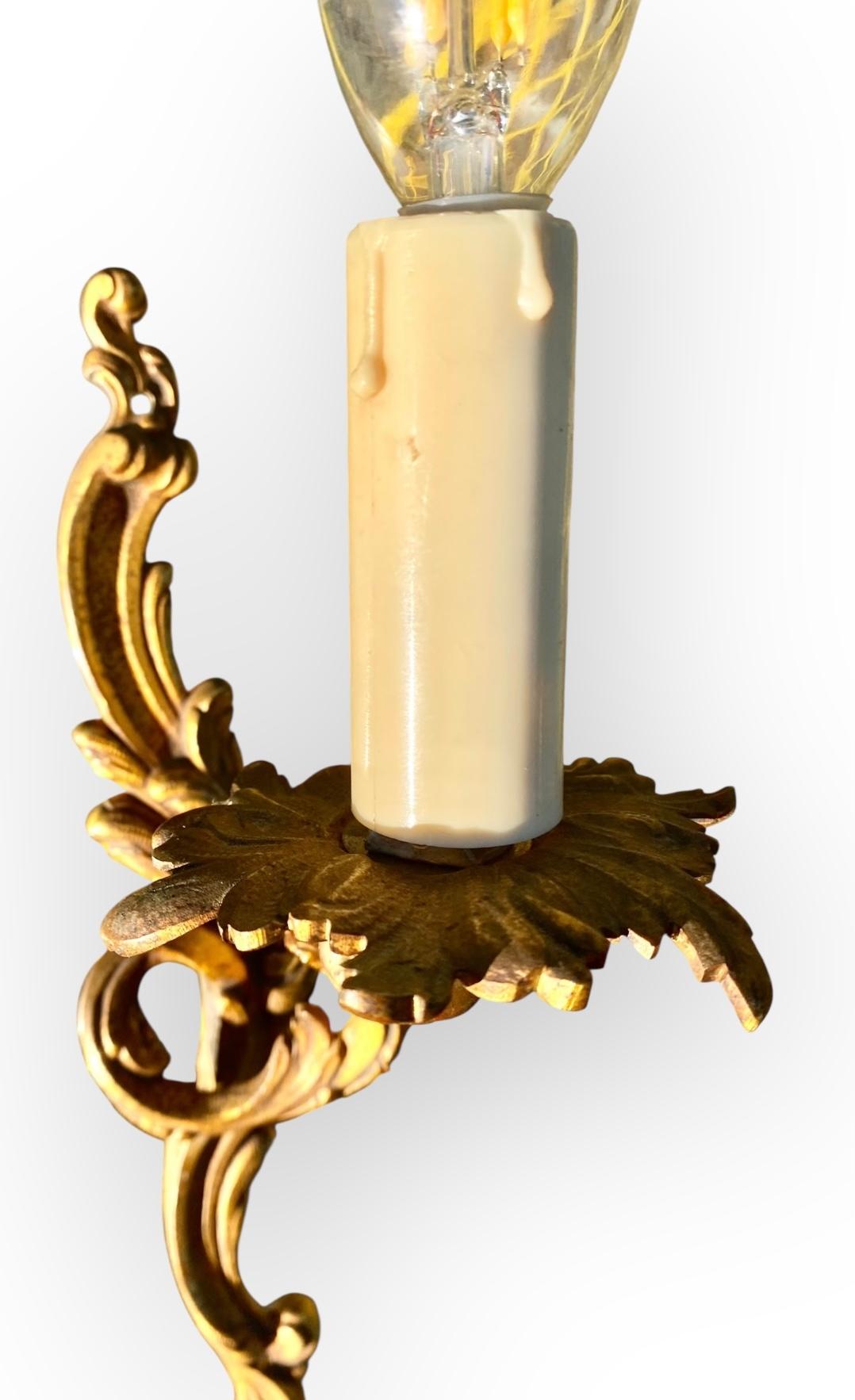 Lámpara de pared de un brazo en bronce dorado Antique French con pantalla de seda Art Nouveau en venta