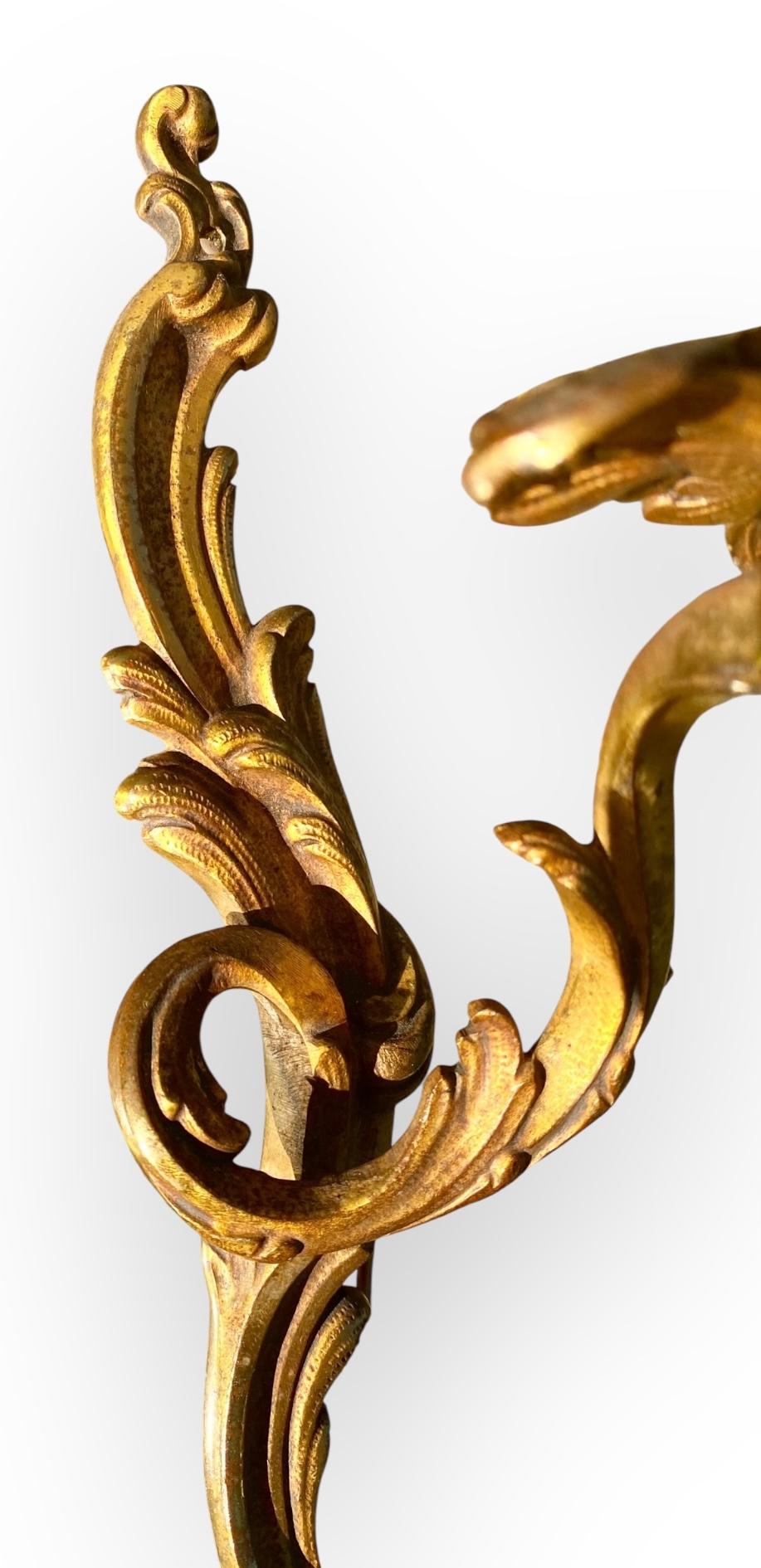 Lámpara de pared de un brazo en bronce dorado Antique French con pantalla de seda Francés en venta