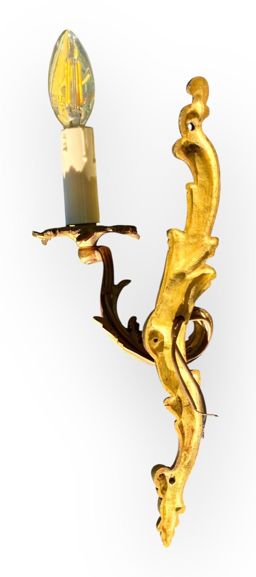 Lámpara de pared de un brazo en bronce dorado Antique French con pantalla de seda Hecho a mano en venta