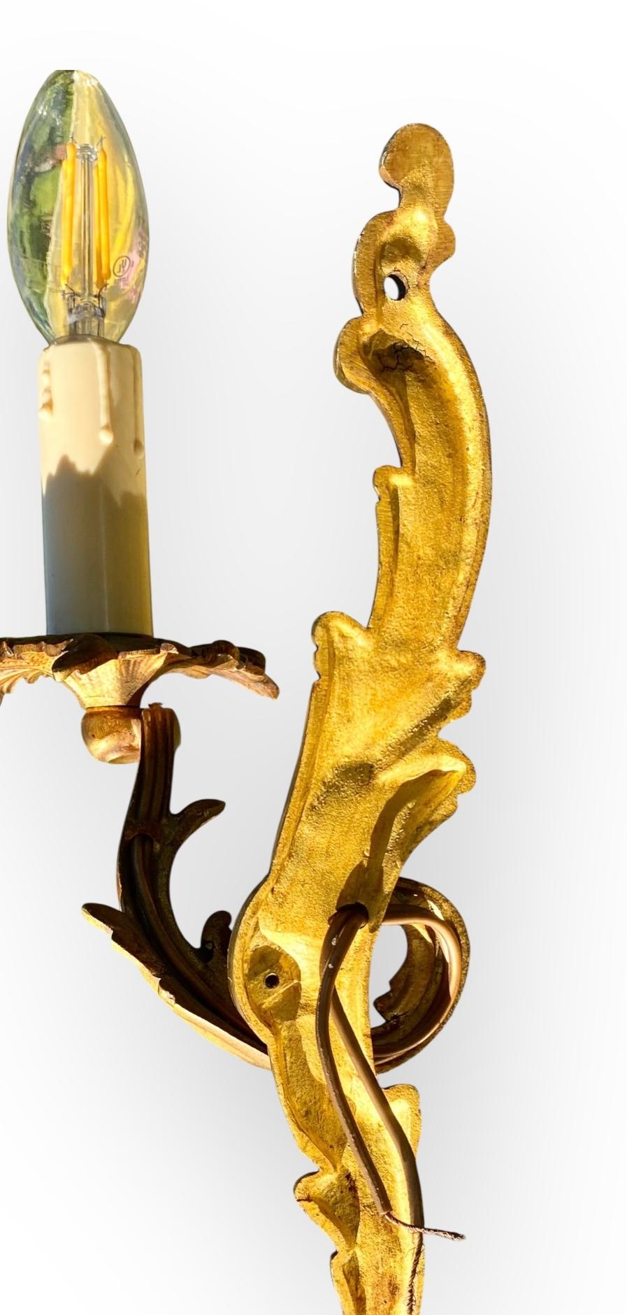 Lámpara de pared de un brazo en bronce dorado Antique French con pantalla de seda en Bueno estado para la venta en New Orleans, LA