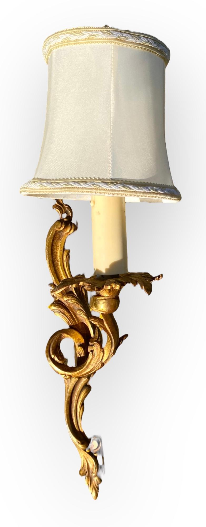 Lámpara de pared de un brazo en bronce dorado Antique French con pantalla de seda siglo XX en venta