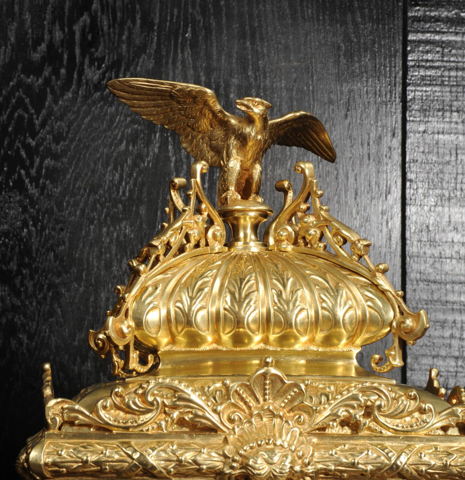Reloj de sobremesa antiguo francés de bronce dorado - Águila en venta 2
