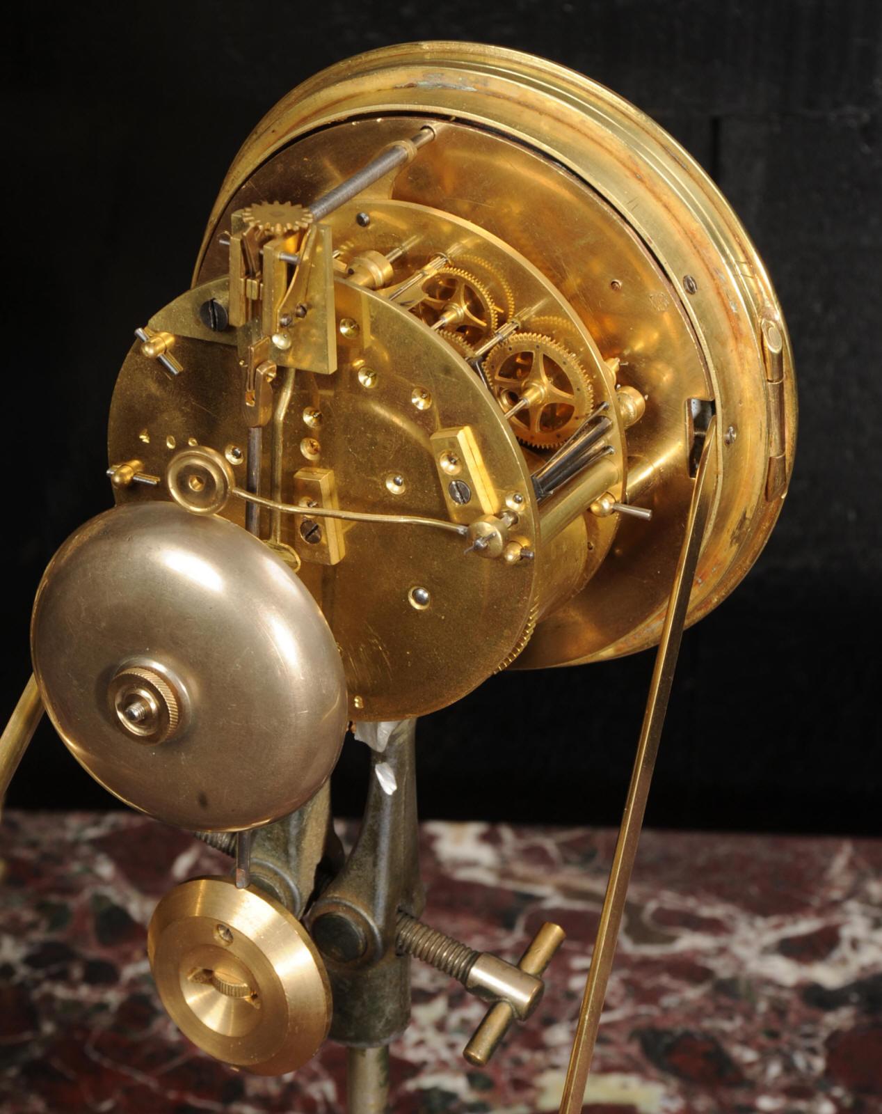 Reloj de sobremesa antiguo francés de bronce dorado - Águila en venta 10