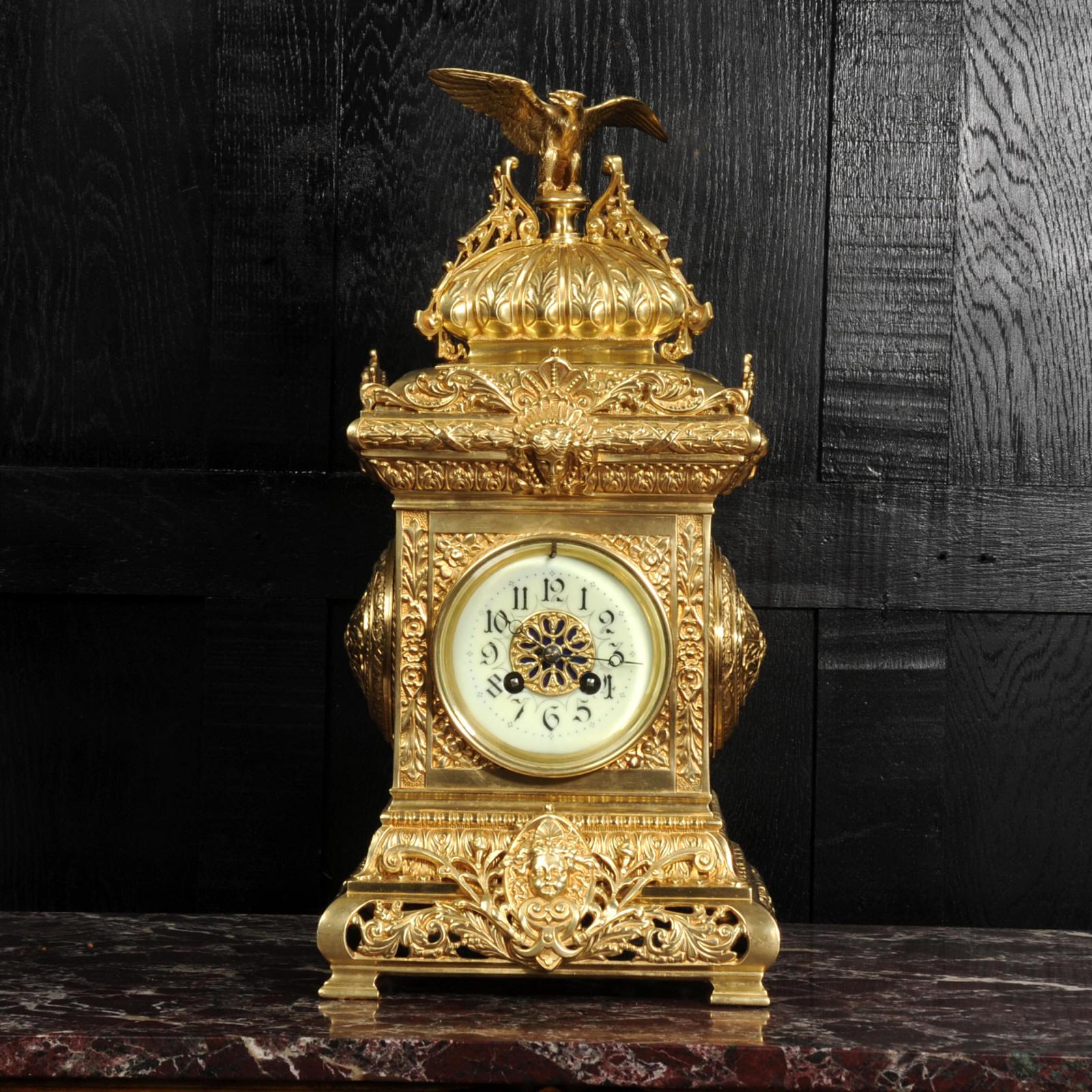 Impresionante reloj de sobremesa original francés antiguo de gran tamaño. Es de estilo clásico y presenta un águila bellamente modelada sentada en la parte superior en forma de cojín. La caja está decorada con hojas de acanto y redondeles de acanto